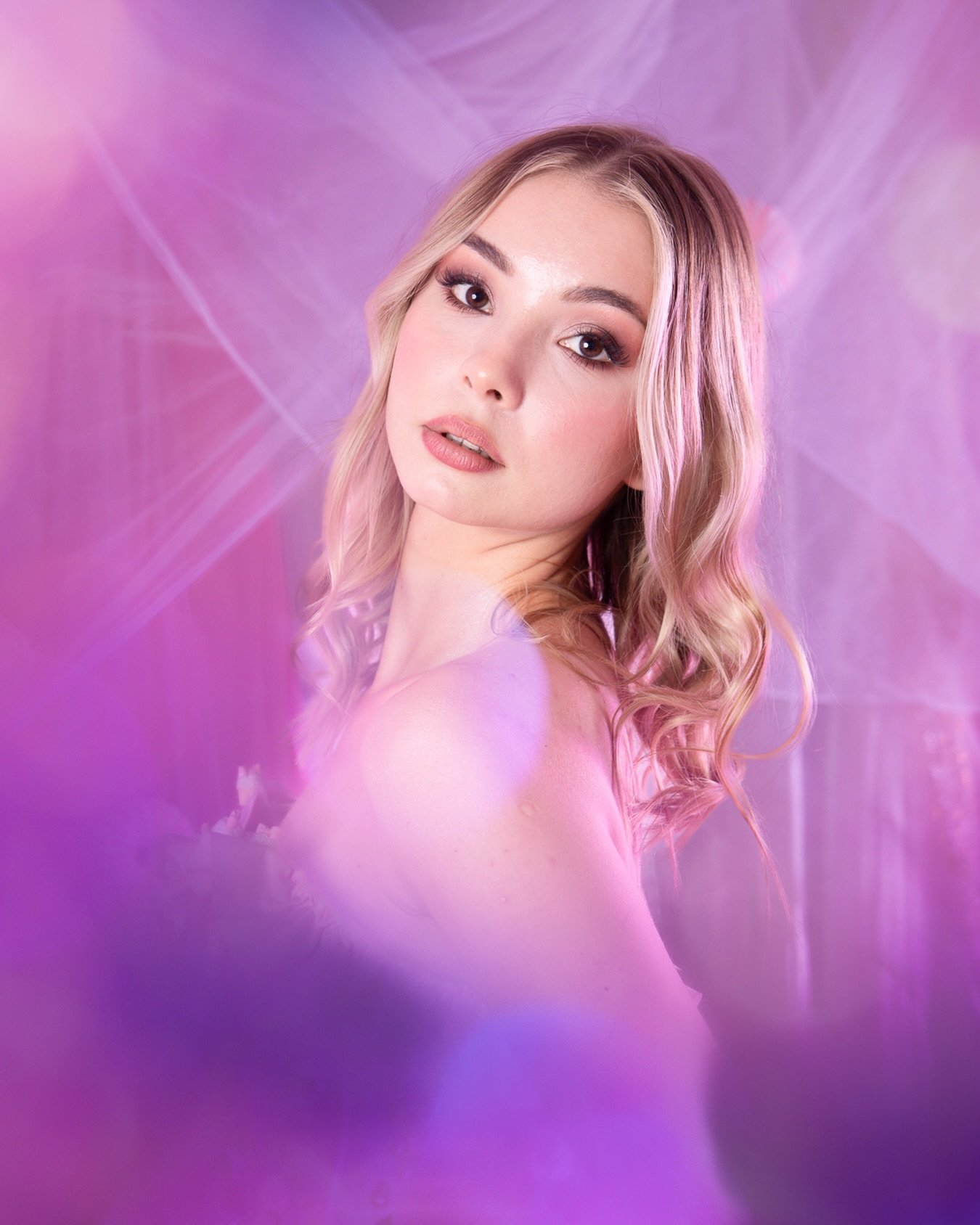 Loved working with @kamilalenajanicka on this shoot, orchestrated by the incredible @studioluminescence 

Signature makeup by the insanely talented @lisavetamua 

Used a bit of tinsel, lovingly named Fred 😂
Love this shot.