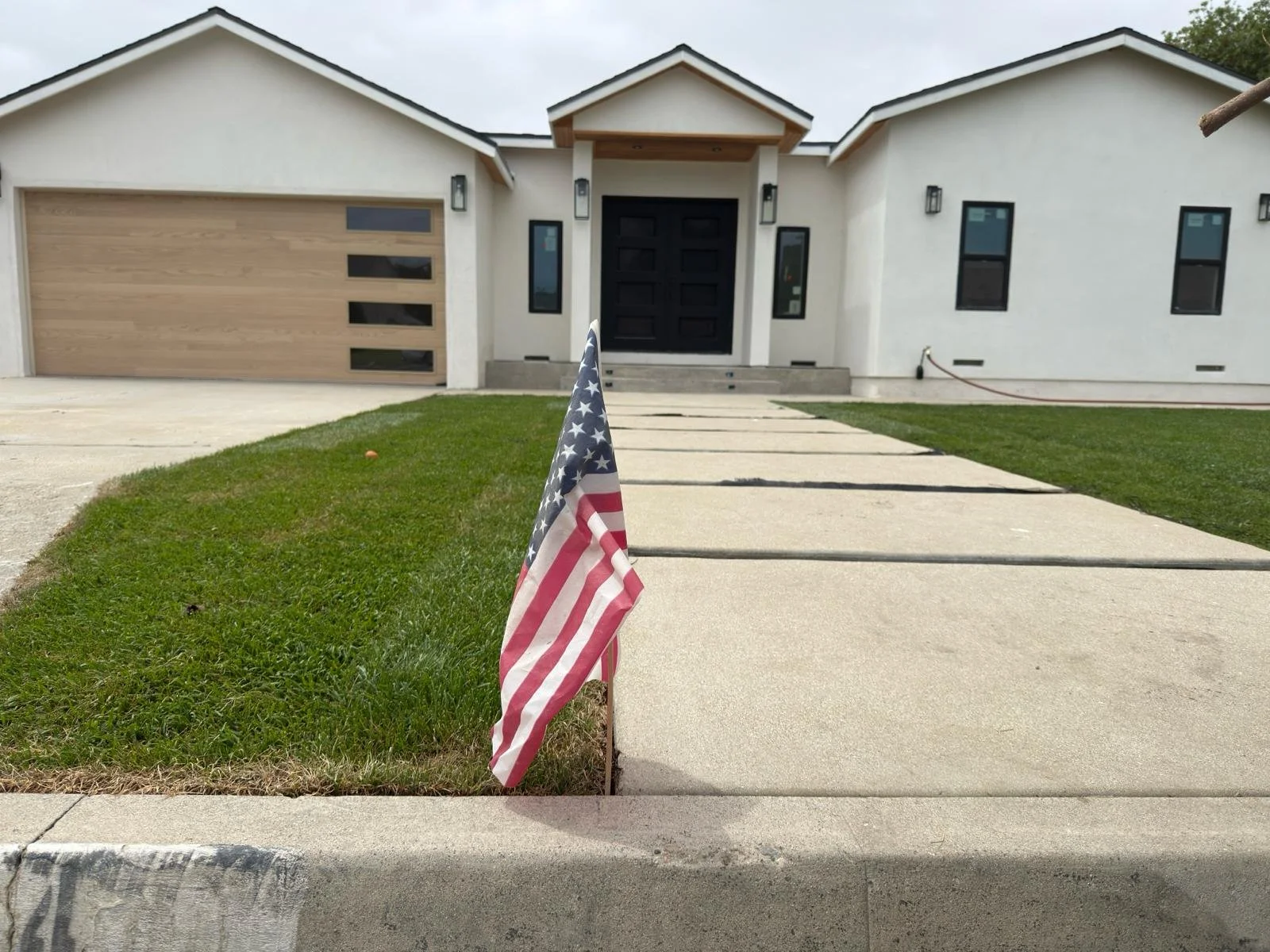 9044 Bigby Entryway Curb.jpg