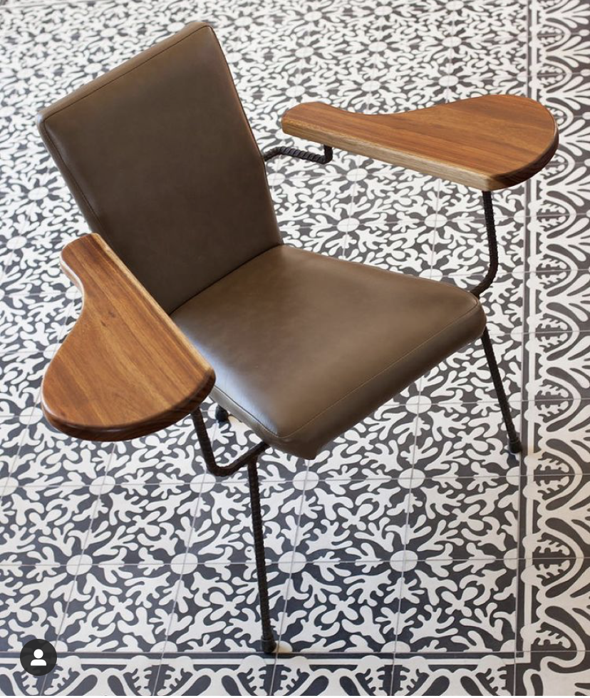 bbrown leather chair.png
