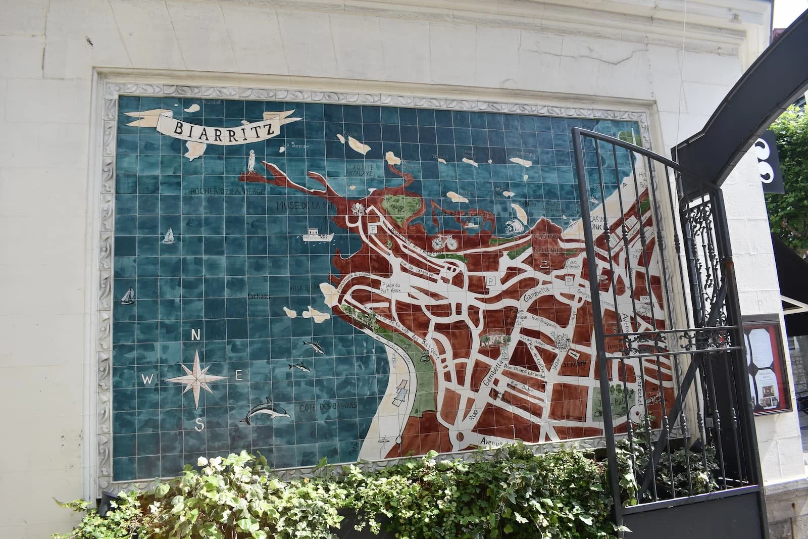 A painted tile map of Biarritz, hiding in the courtyard of Hôtel de Silhouette.
