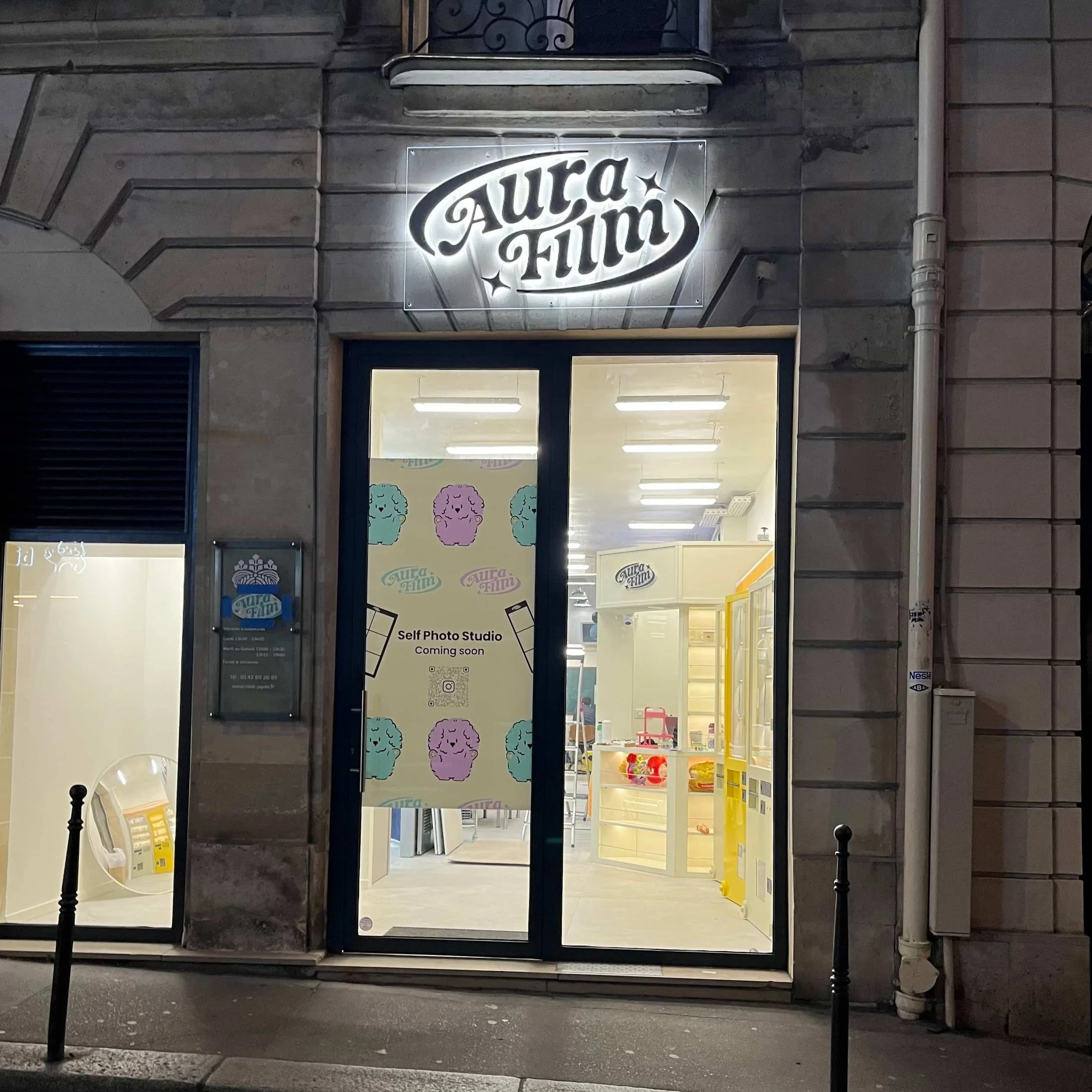 A self-photo studio on Rue Sainte-Anne at night.