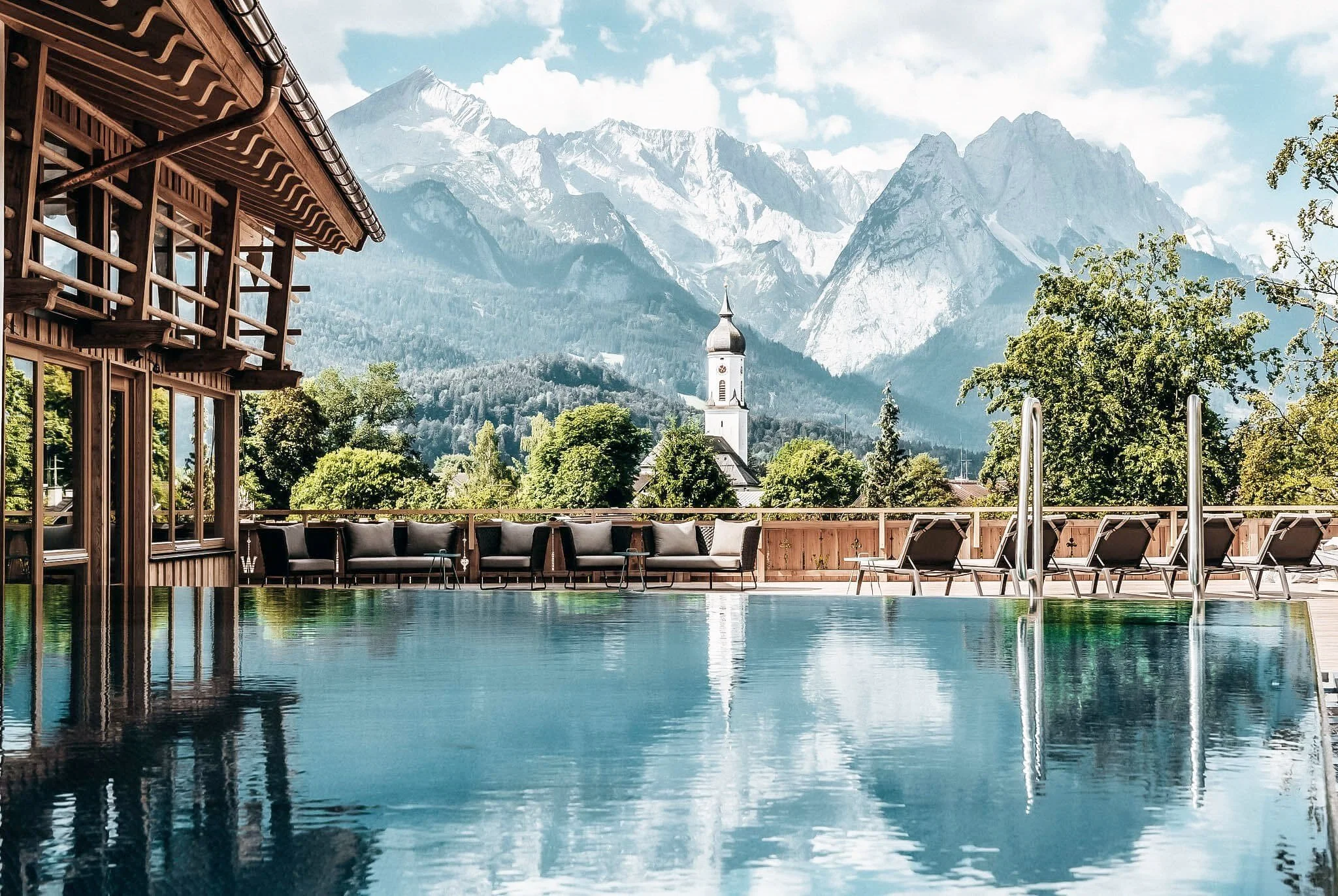 The rooftop pool of Werdenfelseri in Garmisch-Partenkirchen, with the Wetterstein Mountains in the background.