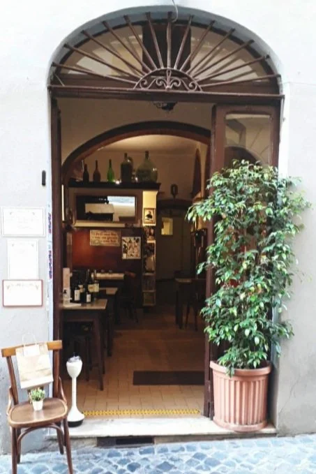 The exterior of Alredo e Ada, a restaurant in Rome.