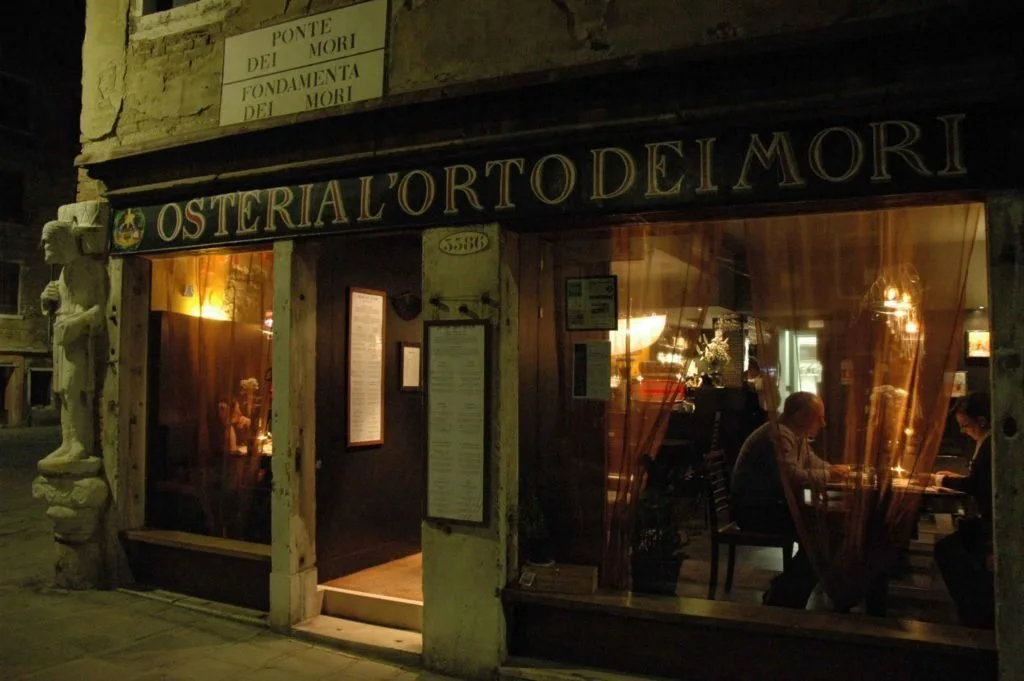The exterior of Osteria L'Orto Dei Mori at dusk in Venice.