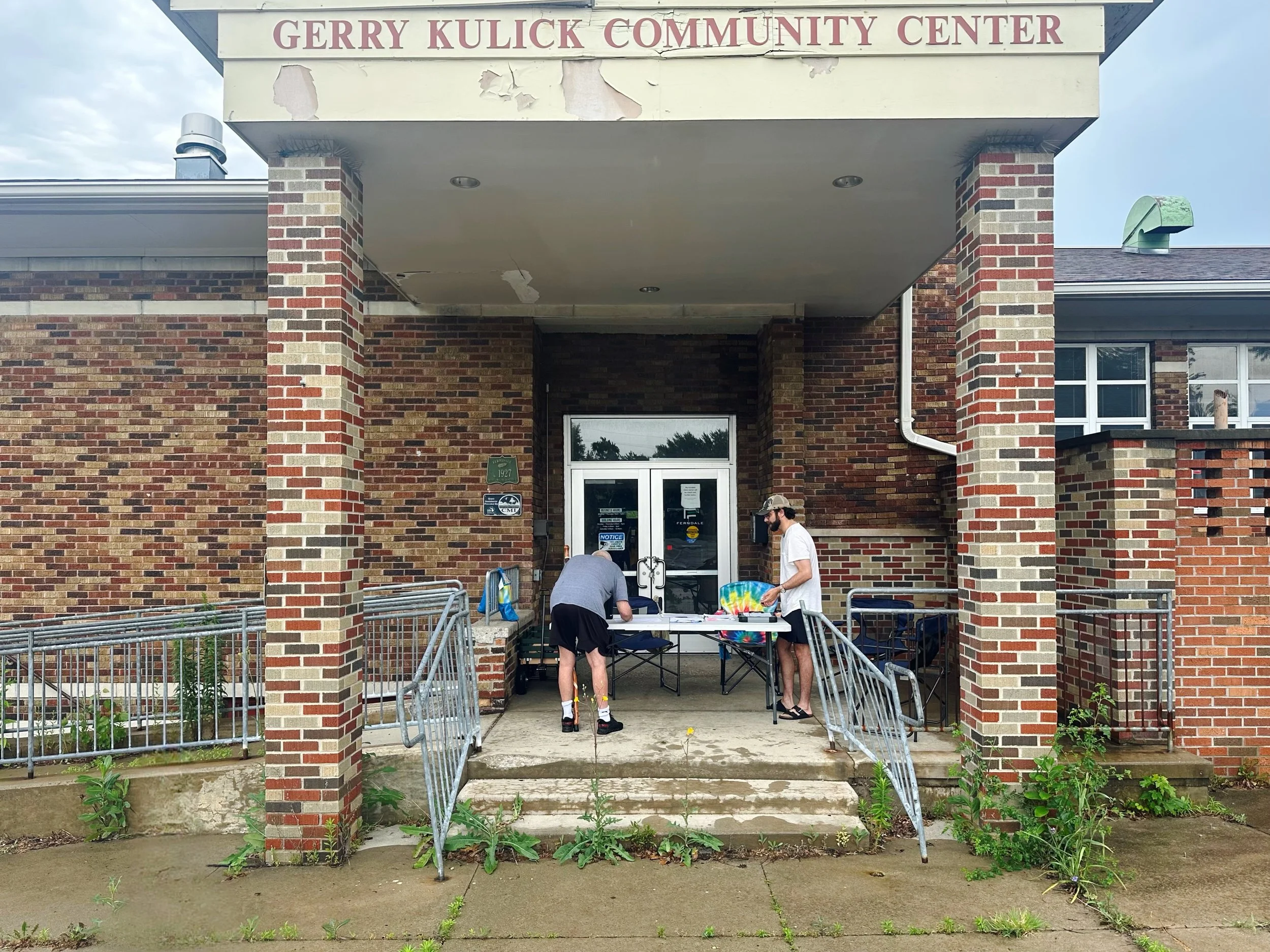 Eddie getting sigs at Kulick 2.JPG