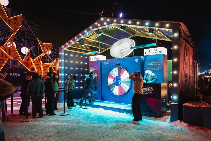 Temporary solution with custom-made panels and columns with integrated lighting