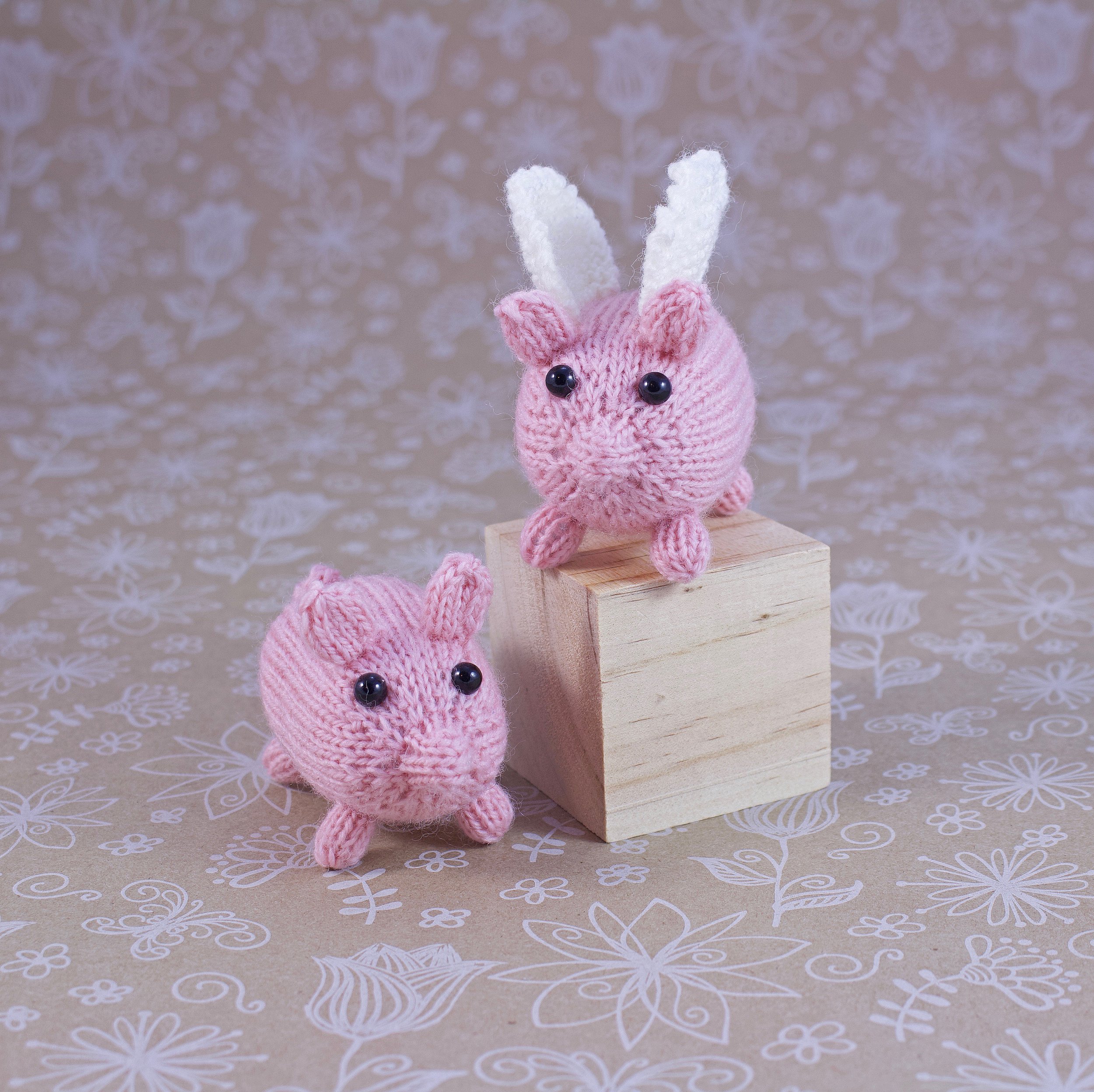 KnittedPigwithandWithoutWingsOnBlock.jpg