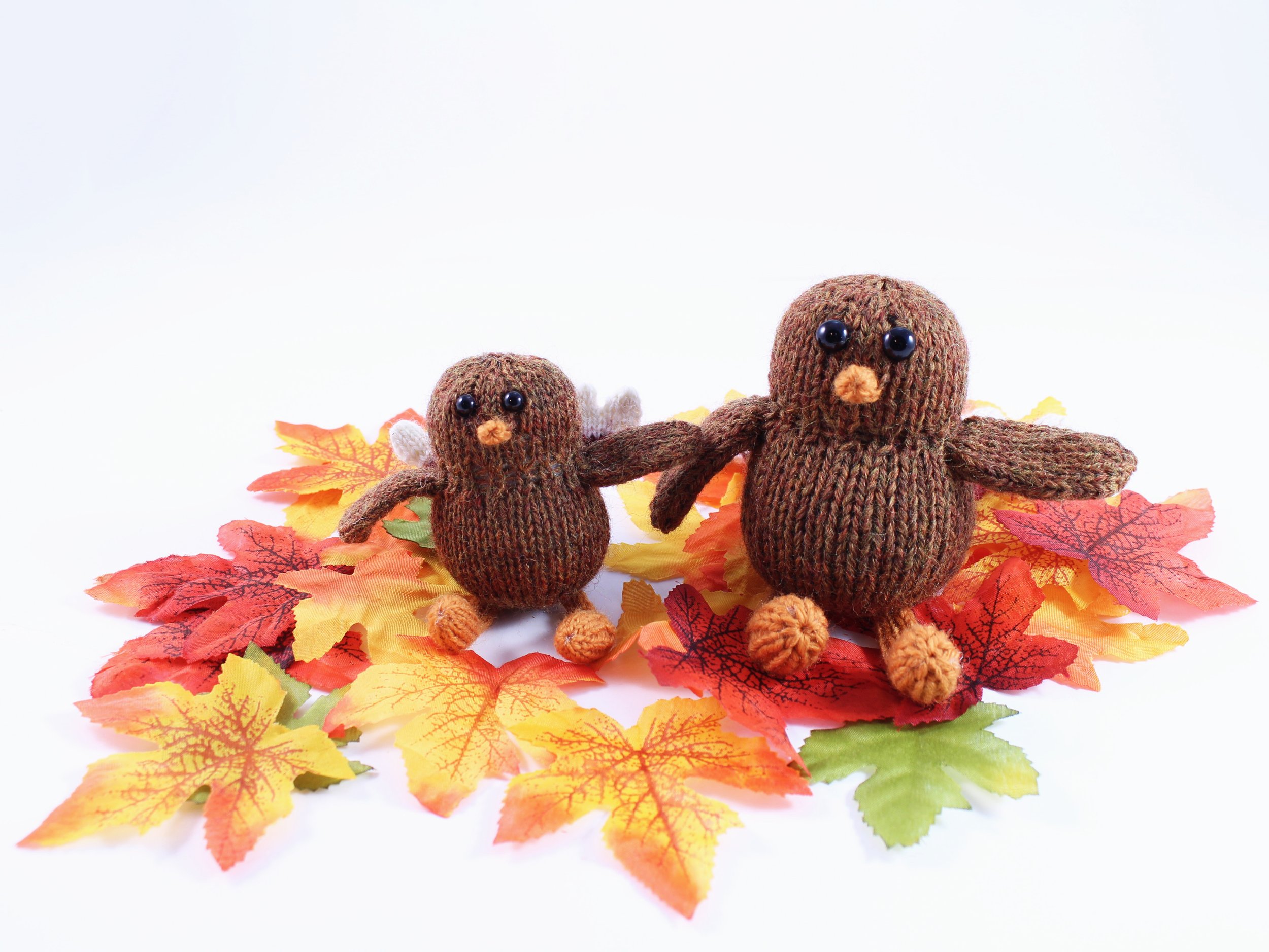 2KnittedPocketTurkeysInLeaves.jpg