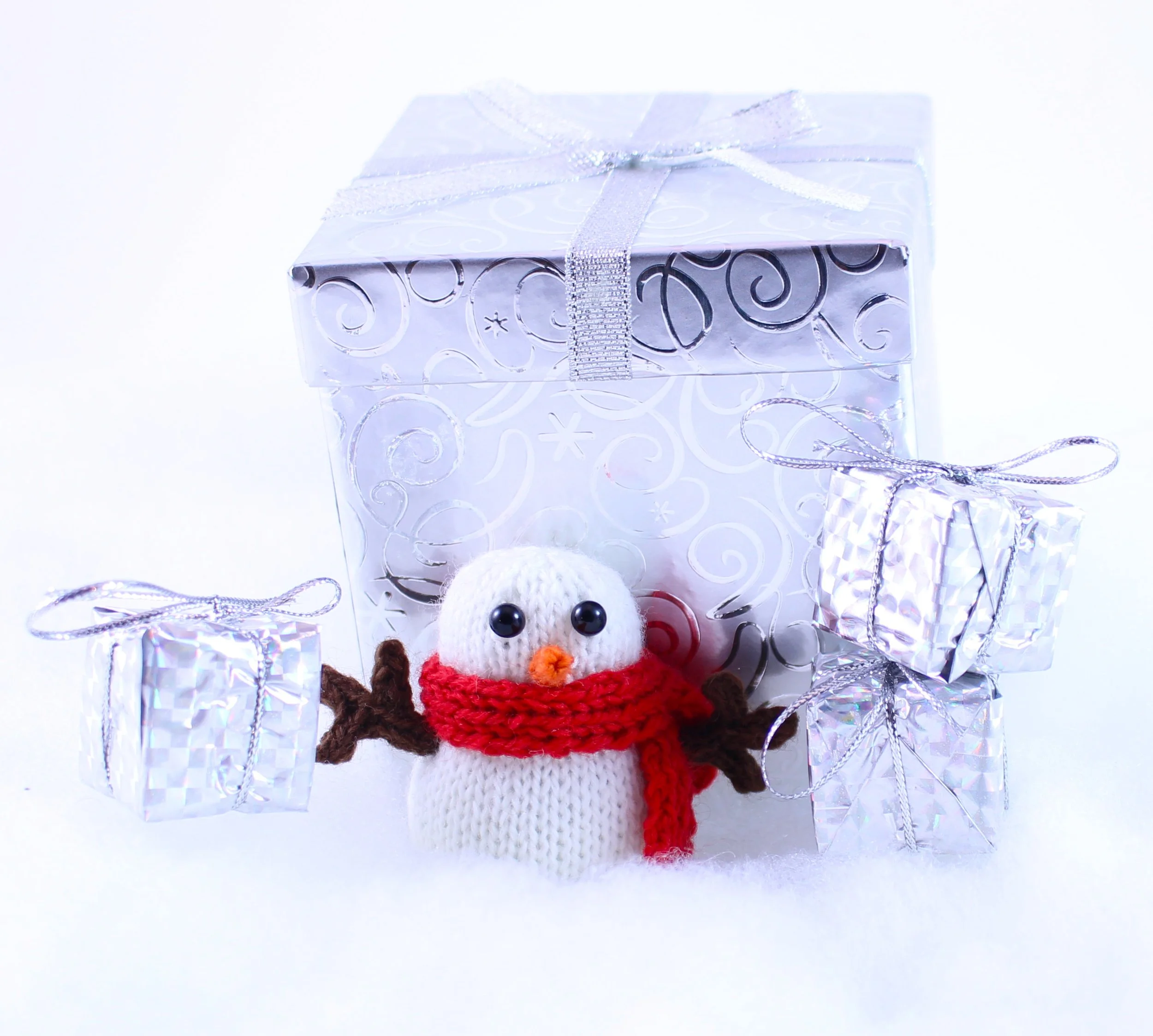 Etsysnowmanwithgiftbox.jpg