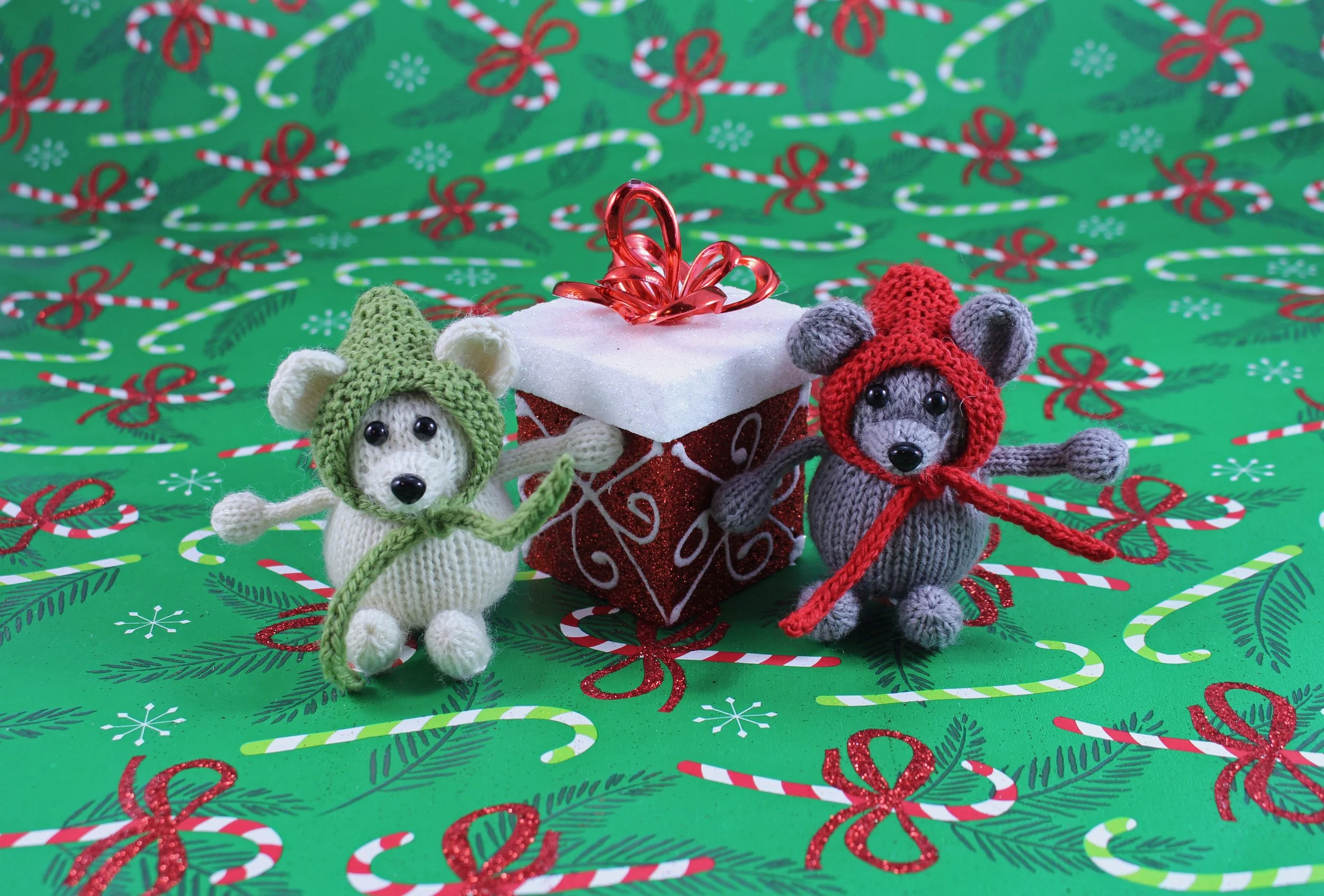 WickedlyMerryMouseKnittedChristmasOrnamentWithPresent.jpg