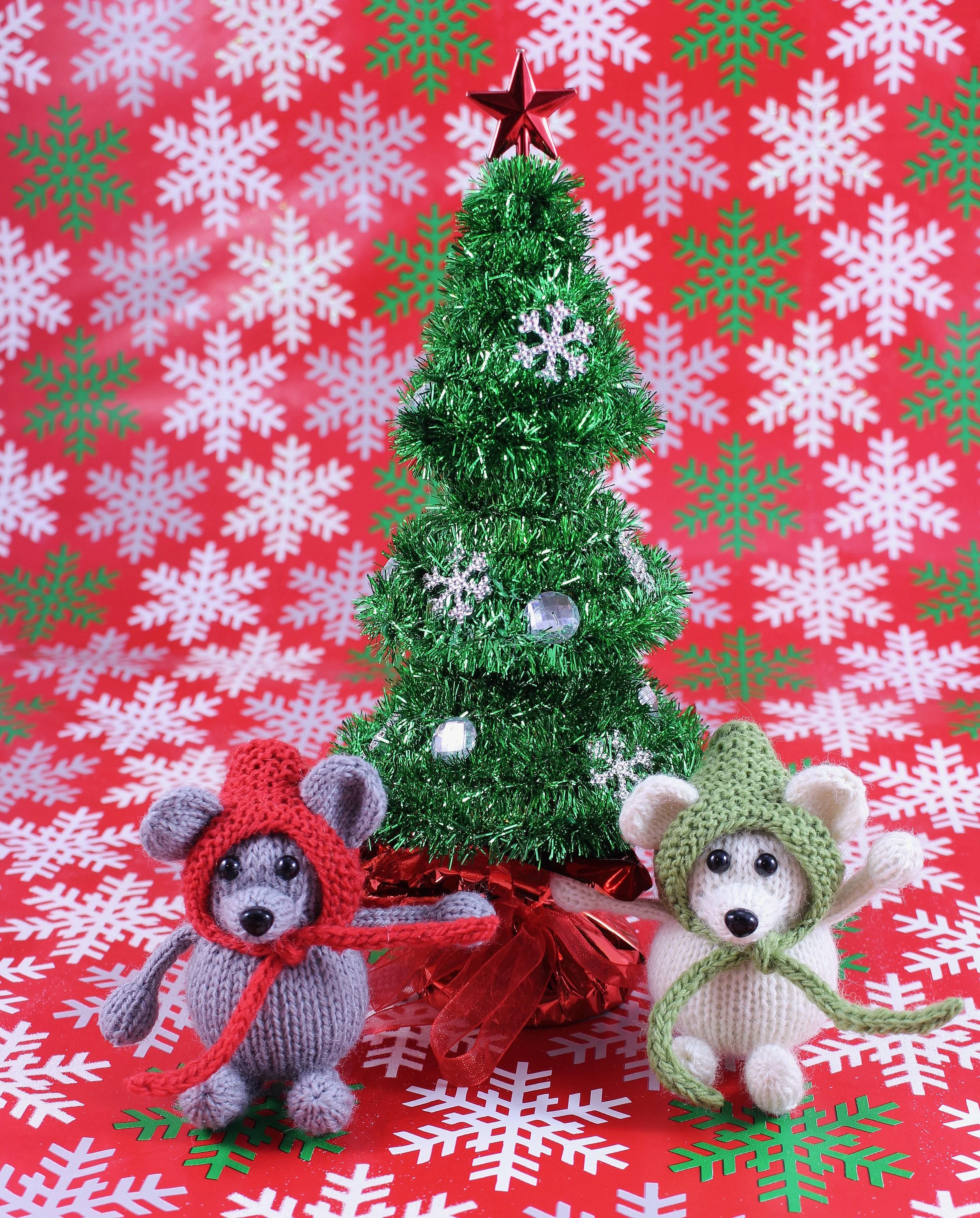 WickedlyMerryMouseKnittedChristmasOrnamentWithDecoratedTree.jpg