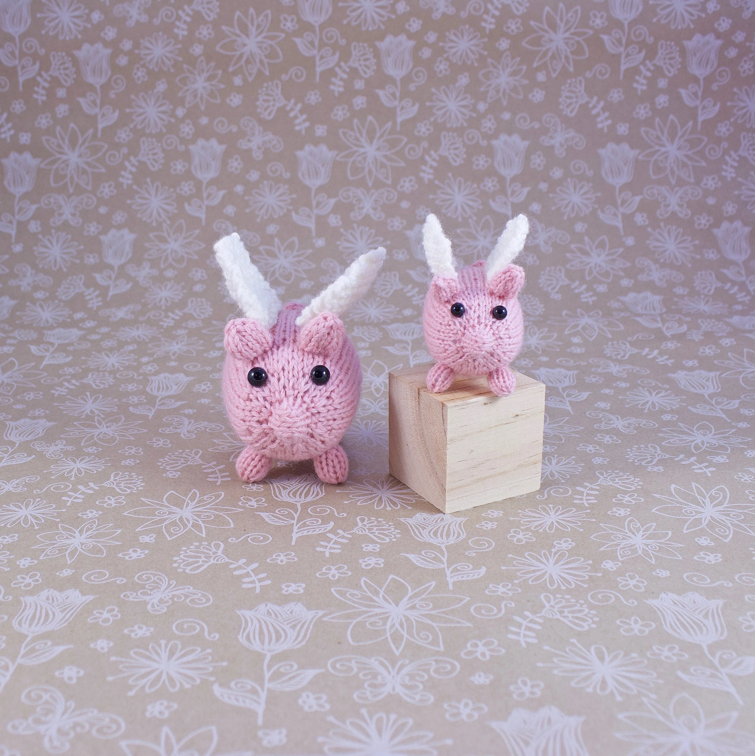2KnittedPigsWithWingsOnBlock.jpg
