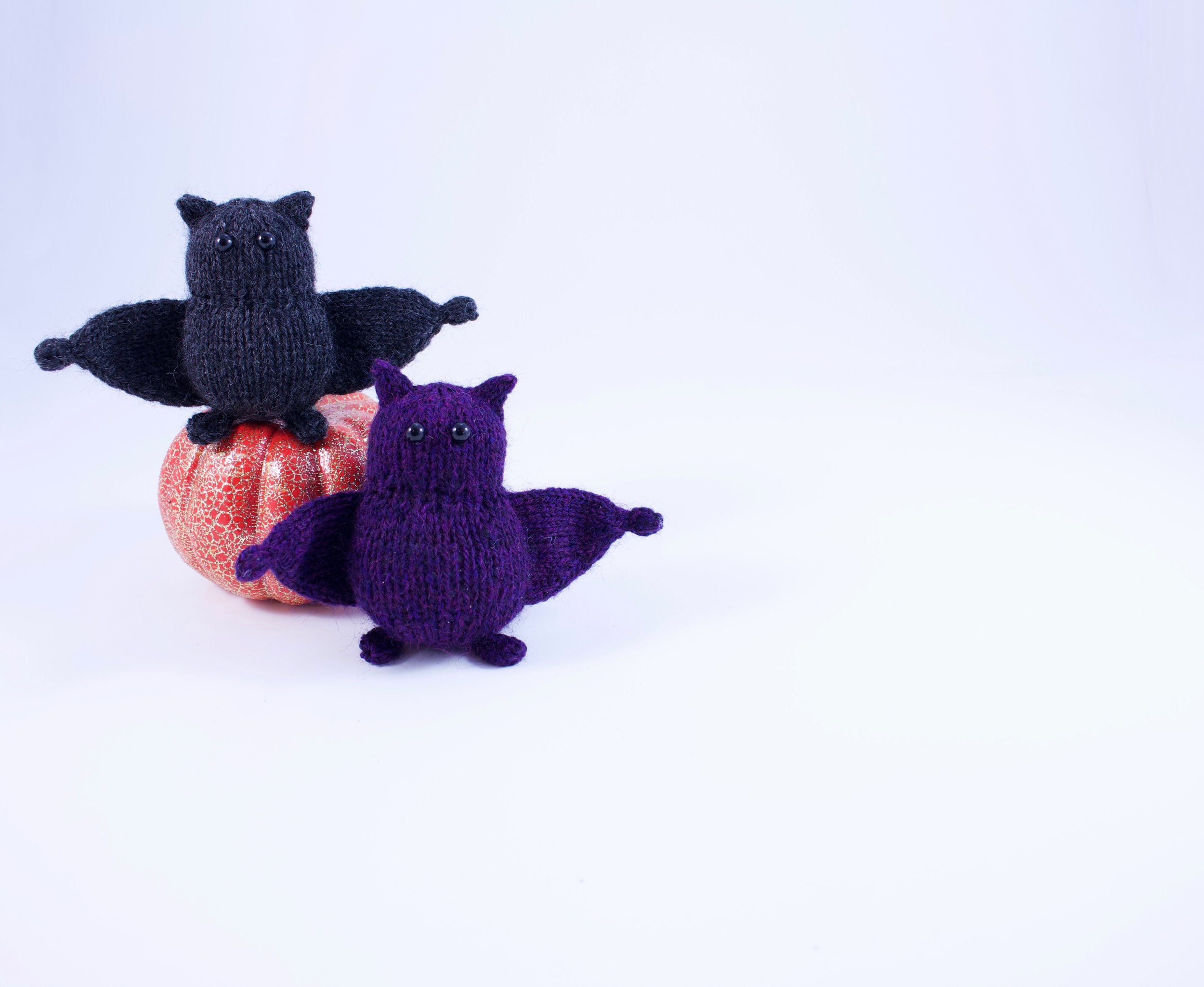 KnittedPocketBatsWithPumpkin.jpg