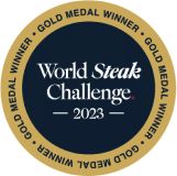 Logotipo del desafío mundial de bistecs 2023 con medallón de oro alrededor y fondo negro.