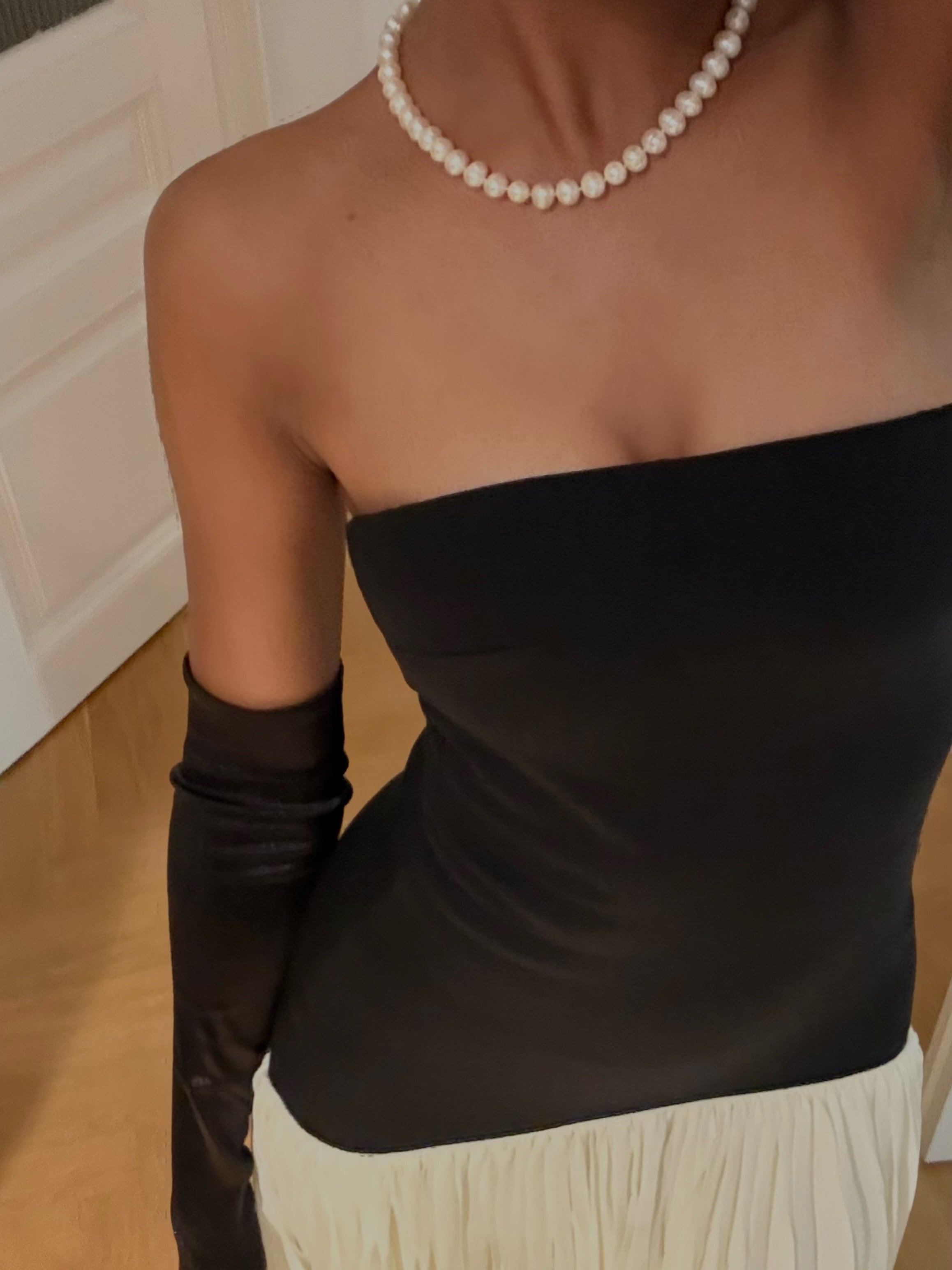 Simple is best when the details say the most.
A sculpted neckline, satin gloves, and soft pleating through the skirt. The Blair Chiffon is quiet drama✨
&bull;
&bull;
&bull;
#eveningwear #allblackstyle #timelessfashion #eveningstyle #femininestyle