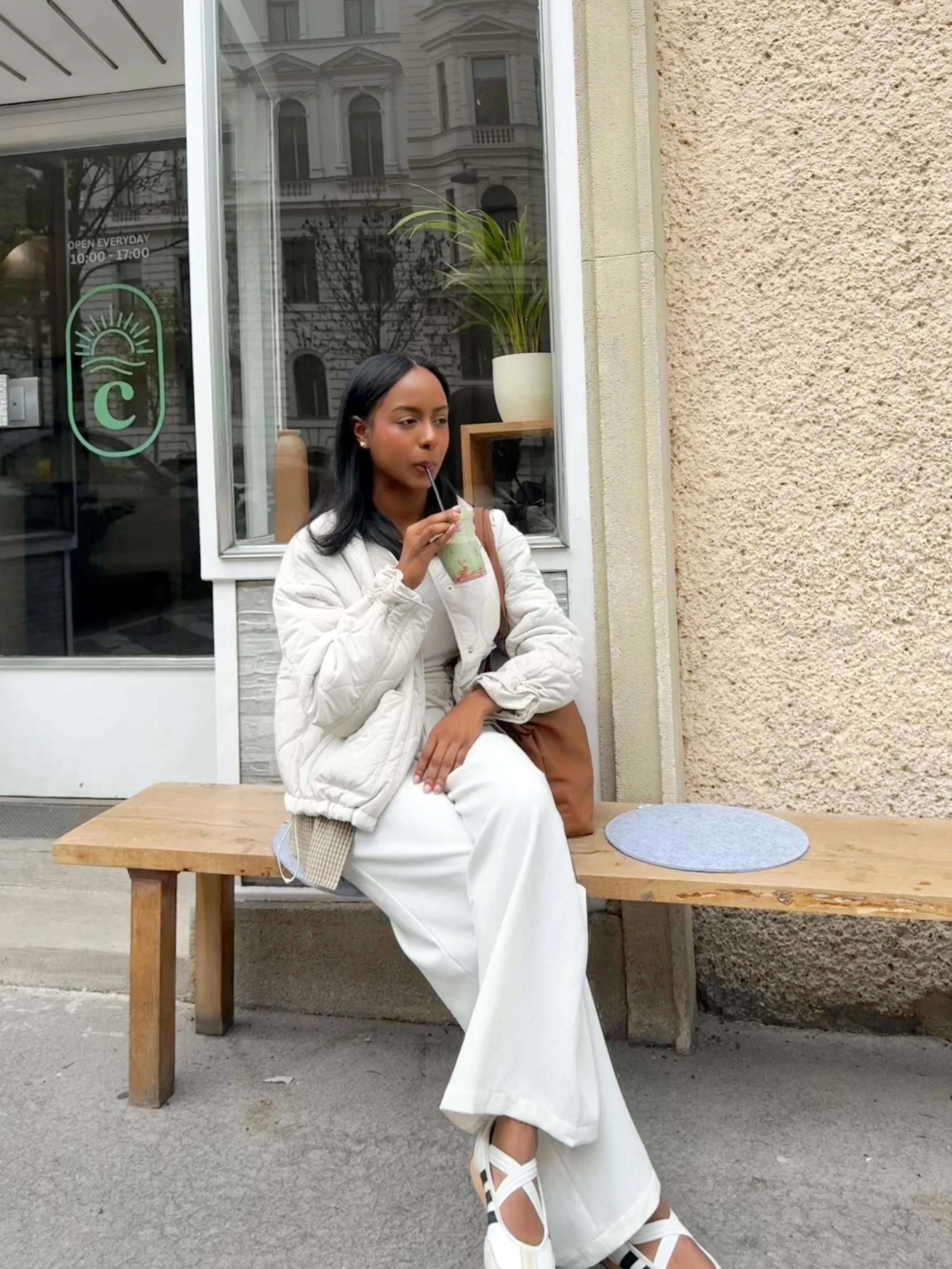 A quick throwback to some of your favorite sold outs&mdash; tailored linen pants with a light and airy jacket. A peaceful spring day, coffee run outfit 🤍
&bull;
&bull;
&bull;
&bull;
&bull;
#capsulewardobe #neutraltones #neutralcloset