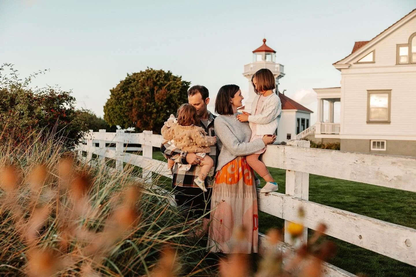 Autumn always pulls the loveliest smiles 🧡🍂 
#mukilteophotographer #seattlephotographer