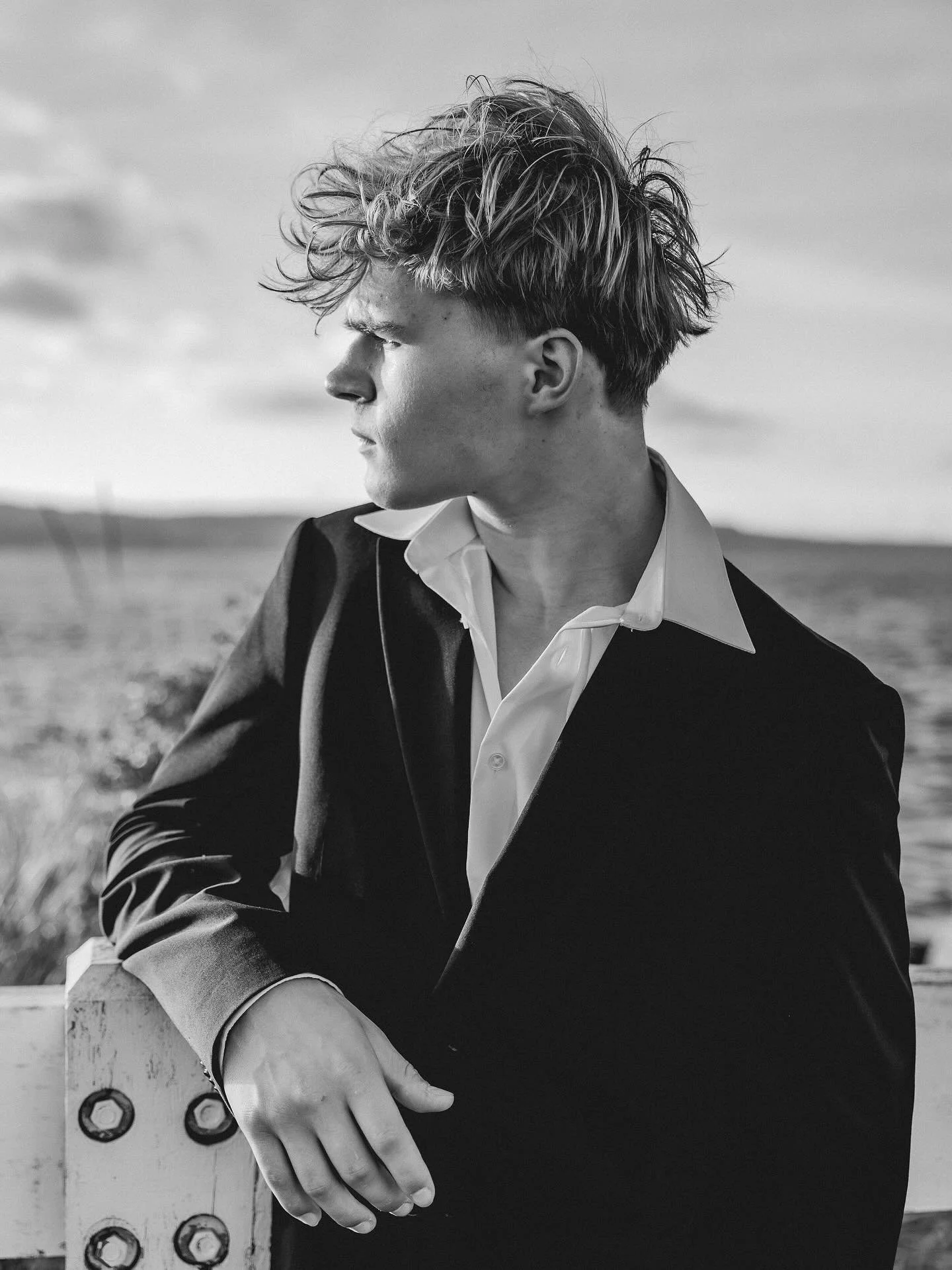 This was definitely the most impromptu shoot I&rsquo;ve done and it managed to become one of my favorites! Such a fun hoco group that I stumbled upon 🤗🕺🪩 #mukilteophotographer #edmondsphotographer