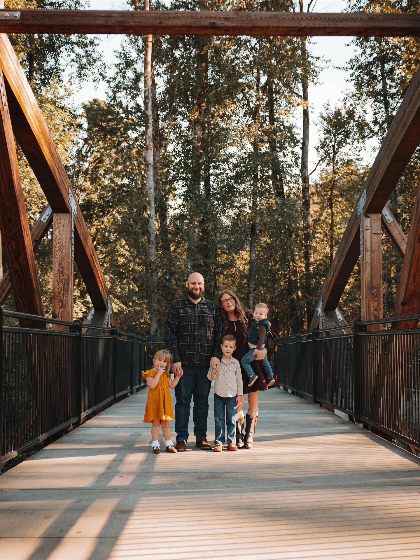 Family photos that feel like the season &mdash; simple and cozy 🥰
#mukilteophotographer #pnwphotographer #bothellphotographer