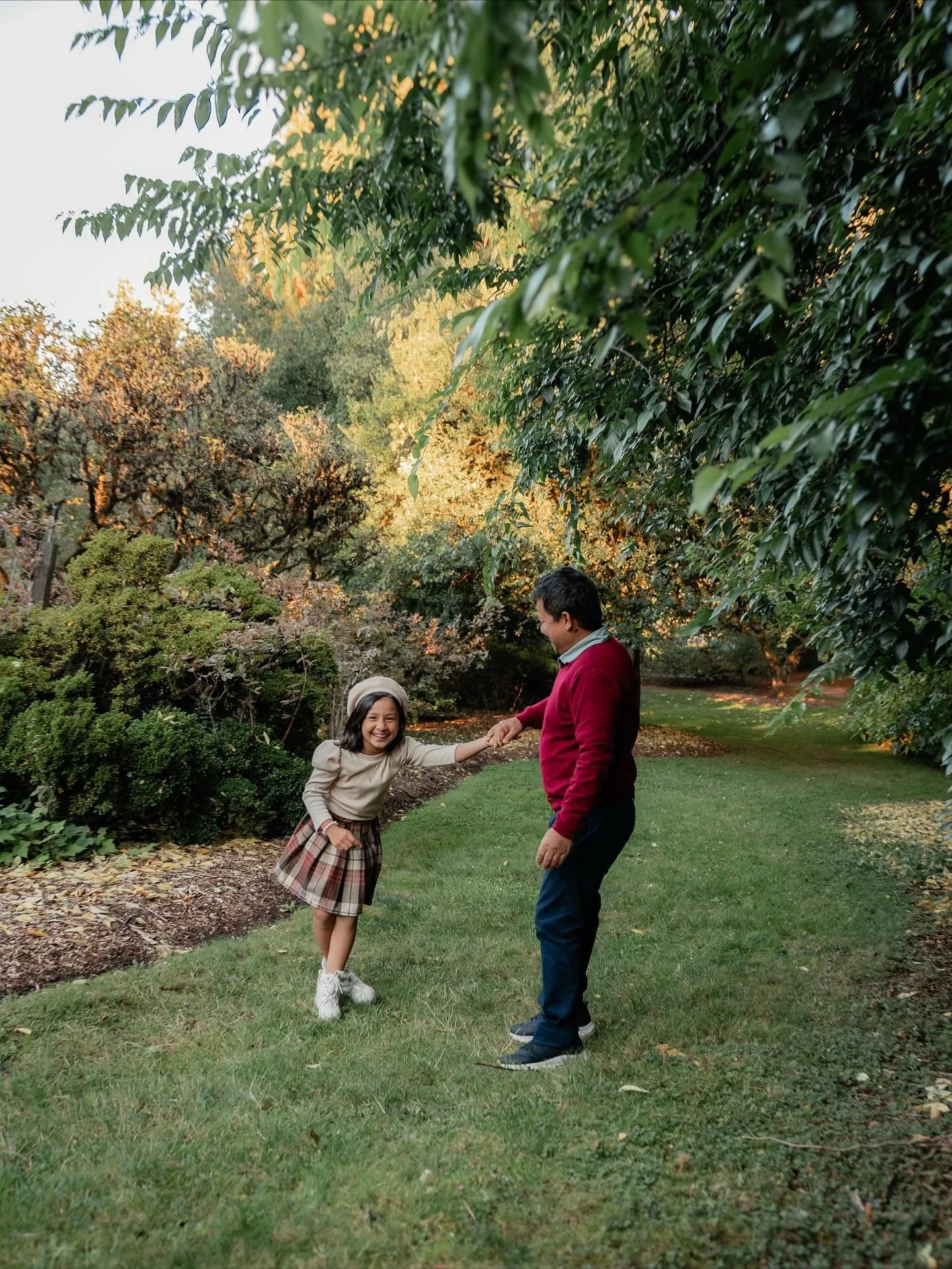 A little spin and a whole lot of giggles! 🌹 
#seattlephotographer #lynnwoodwaphotographer #pmw