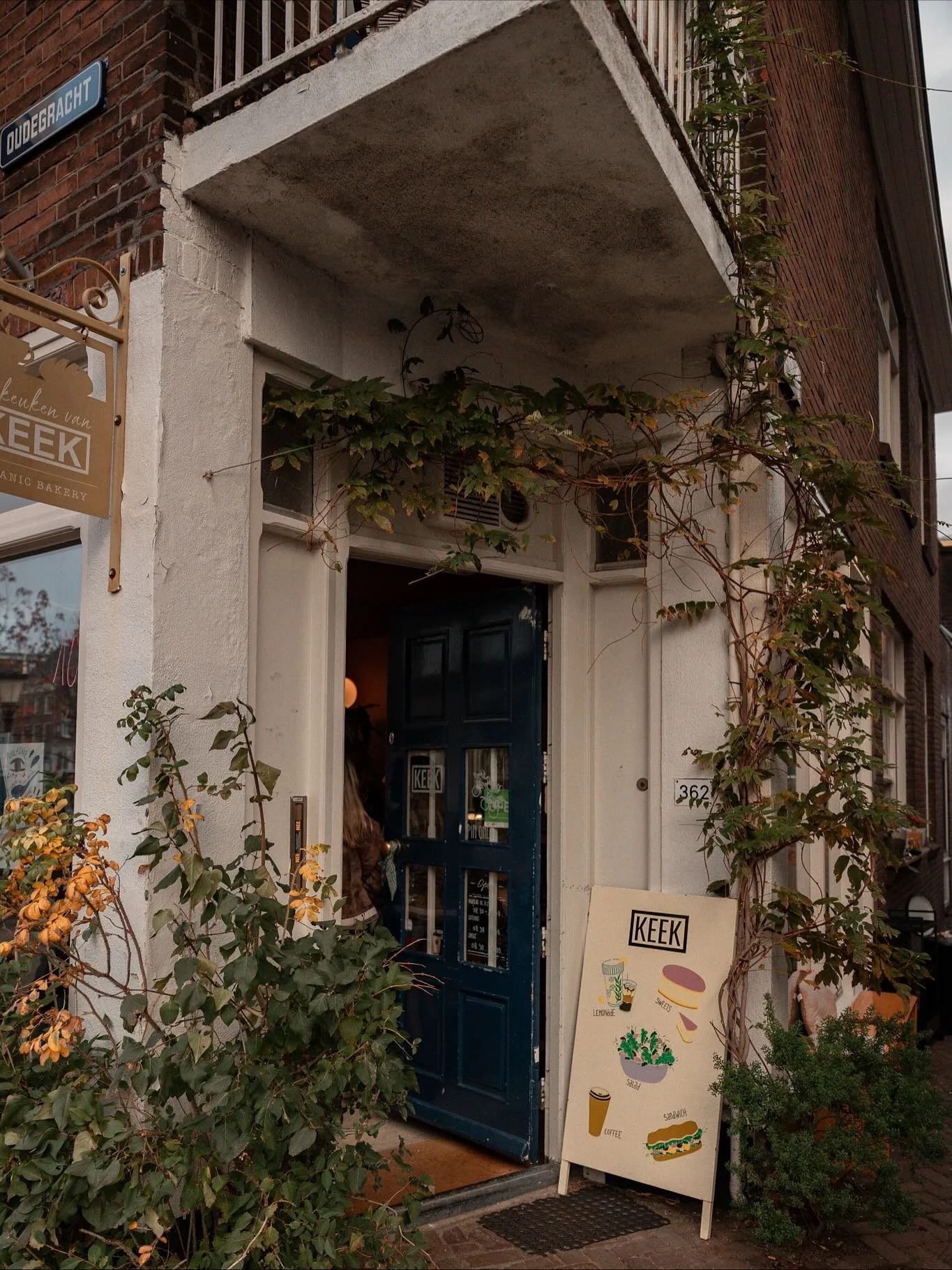 Oh how I love Europe 💚 ☕️ 🌼 
#travelphotography #architecturephotography #itsallinthedetails