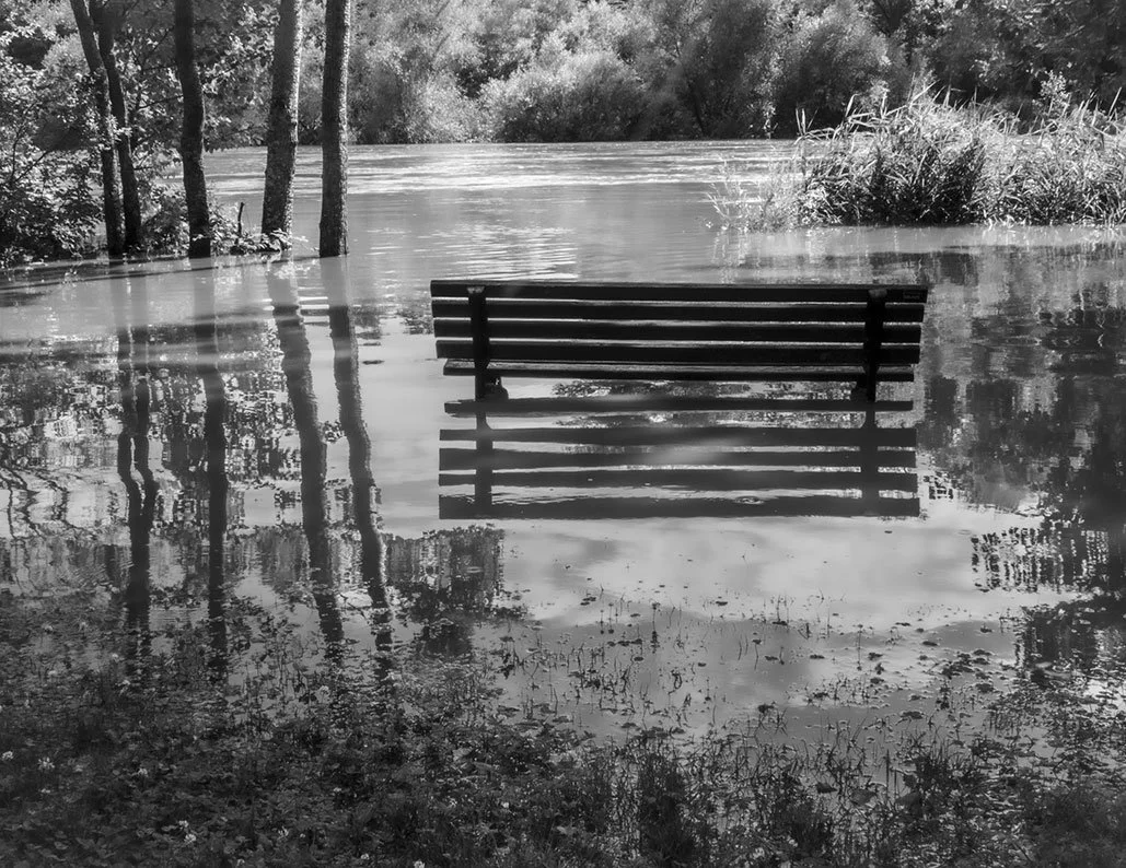 Bank-im-Hochwasser-1-s-w-Ausschn_P7120049.jpg