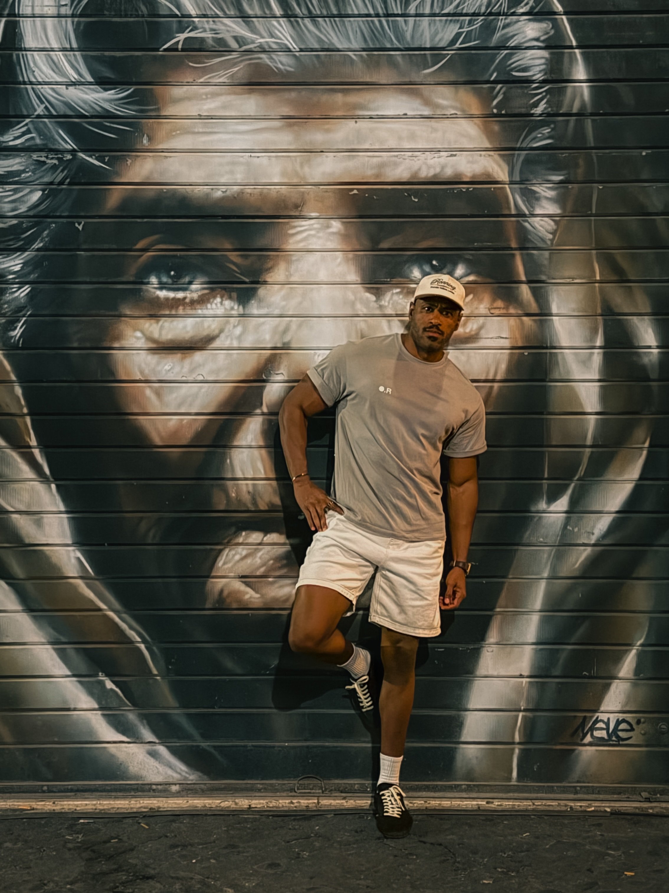 Por aqui cada mural vira parada para uma boa foto. 📸 
..

.

.

..

.

#streetwear #menswear #lifestyle