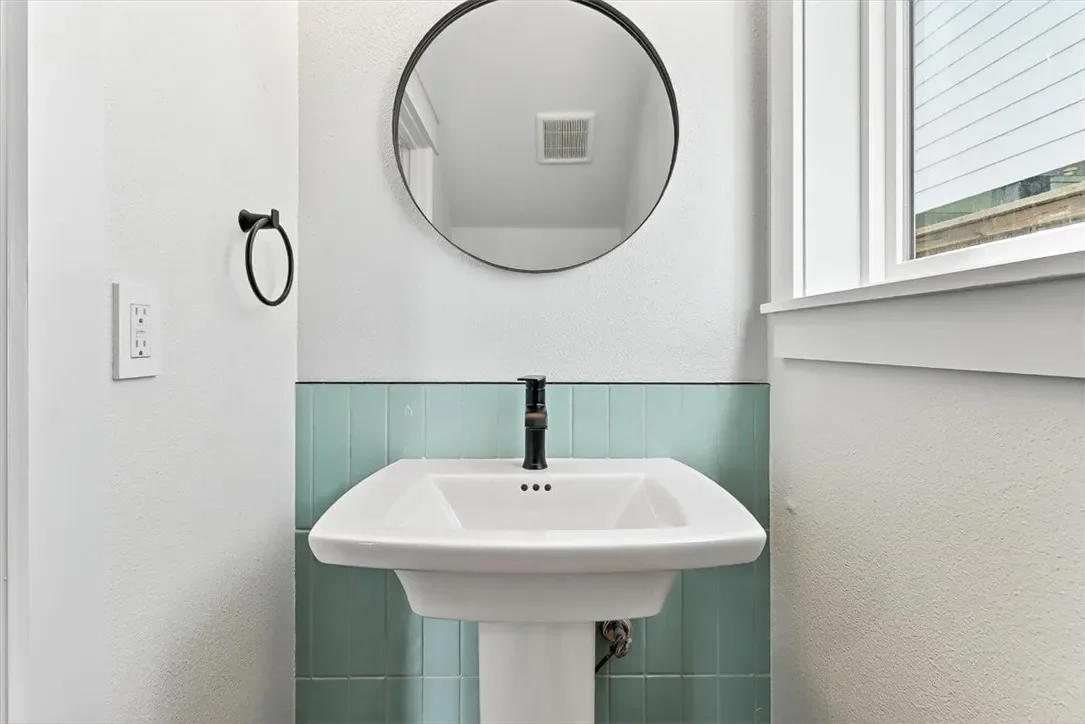 232N Interior 7.webp