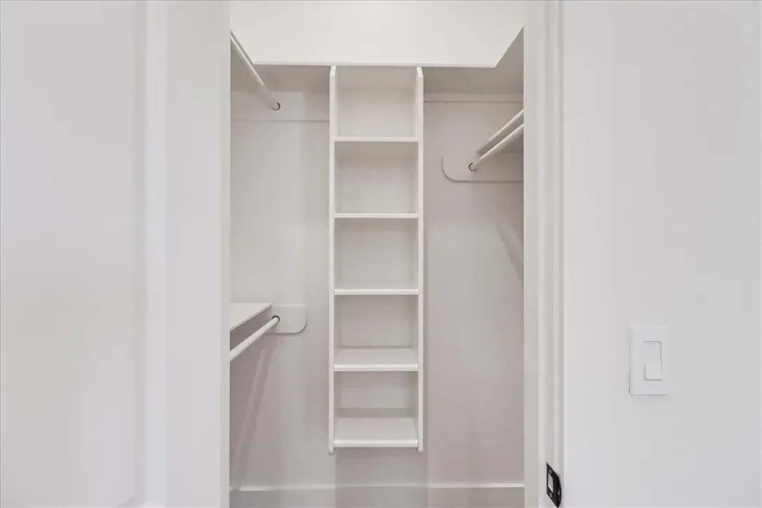 236N Interior 9.webp