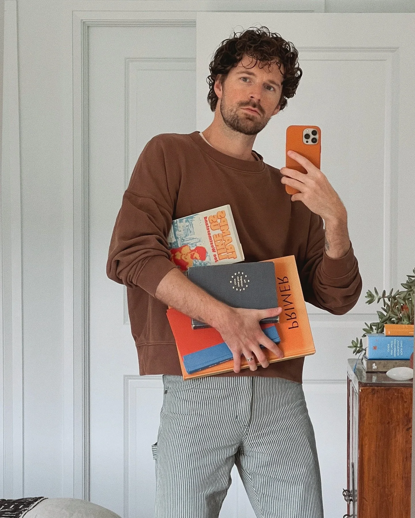 Current reads:

1. We Need Your Art by Aimee McNee @inspiredtowrite 
2. Primer by Matthew Craven @mcrvn 
3. A History of Ideas by The School of Life @theschooloflifelondon 
4. Graphic Astrology by Ellen McCaffery
5. Tramps Like Us by Joe Westmoreland