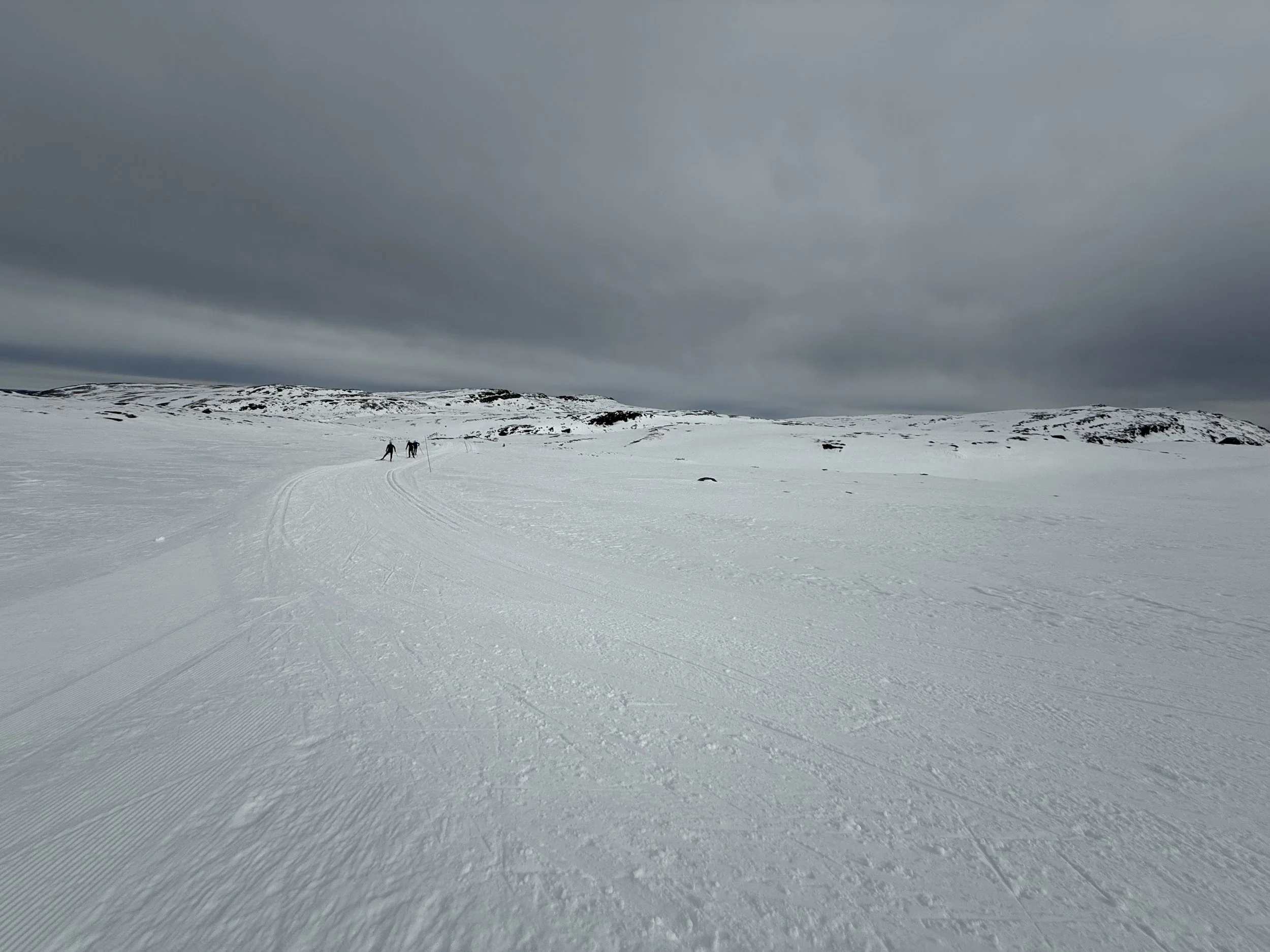 norway-overcast-skiers.jpeg