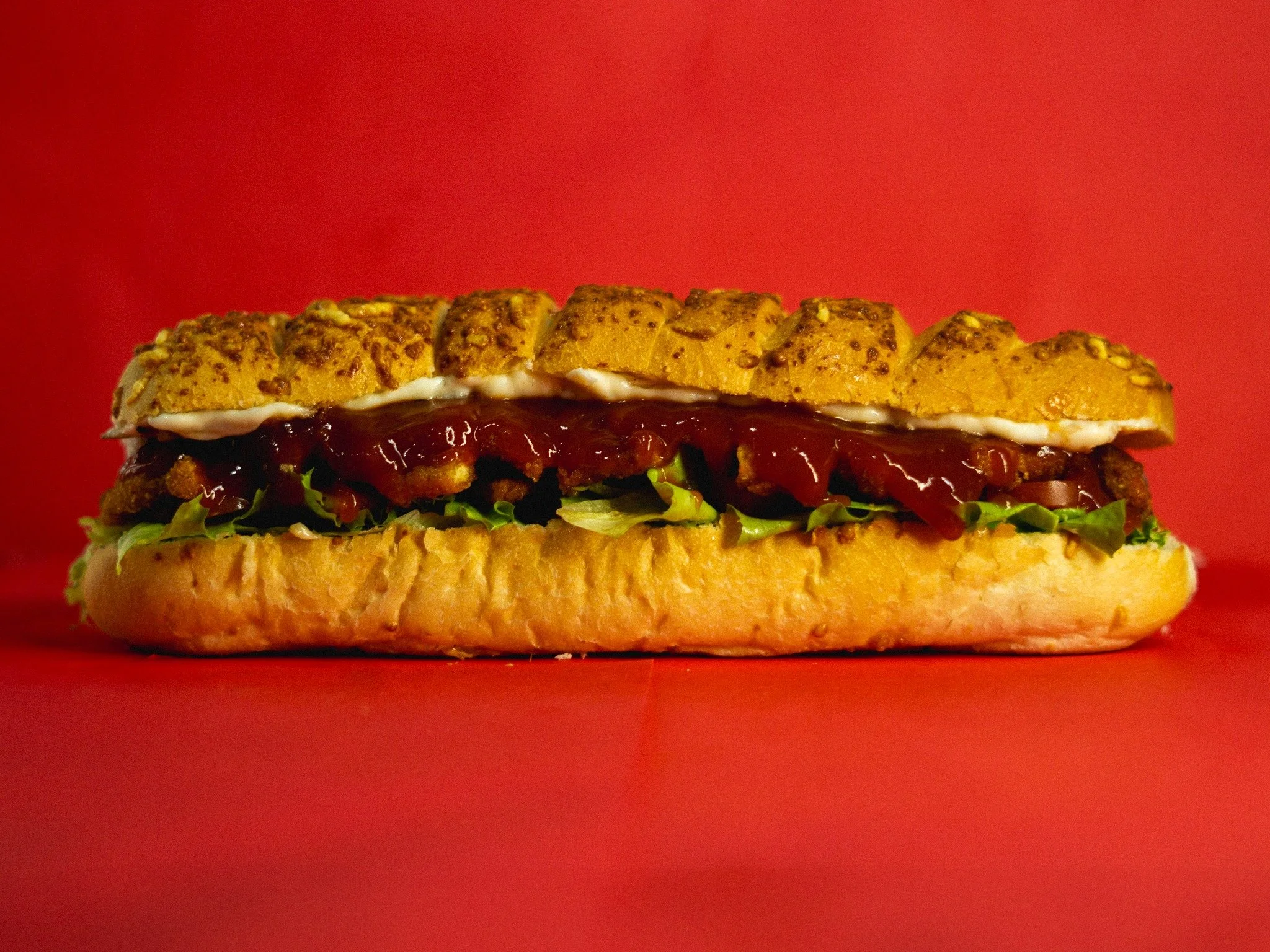 Crujiente por fuera, brutal por dentro.
Parmesano en el pan, pollo empanizado dentro, BBQ que se mete en cada rinc&oacute;n, queso Oaxaca derretido y ese frescor que equilibra el caos.
🔥 Esta baguette tiene alma rebelde 🔥

#BaguetteConFuria #FuegoL