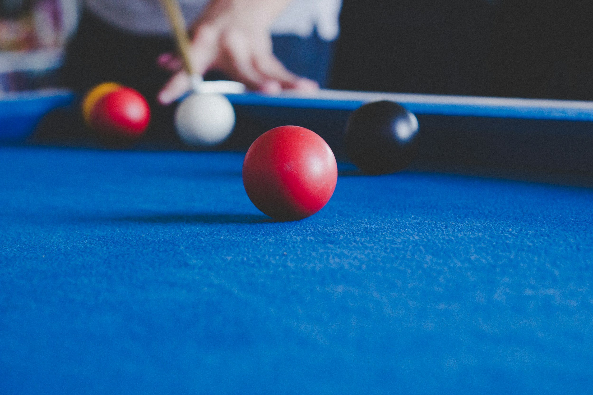 A snooker game on a blue felt table where Dave Farrar commentated at the Crucible for the BBC.