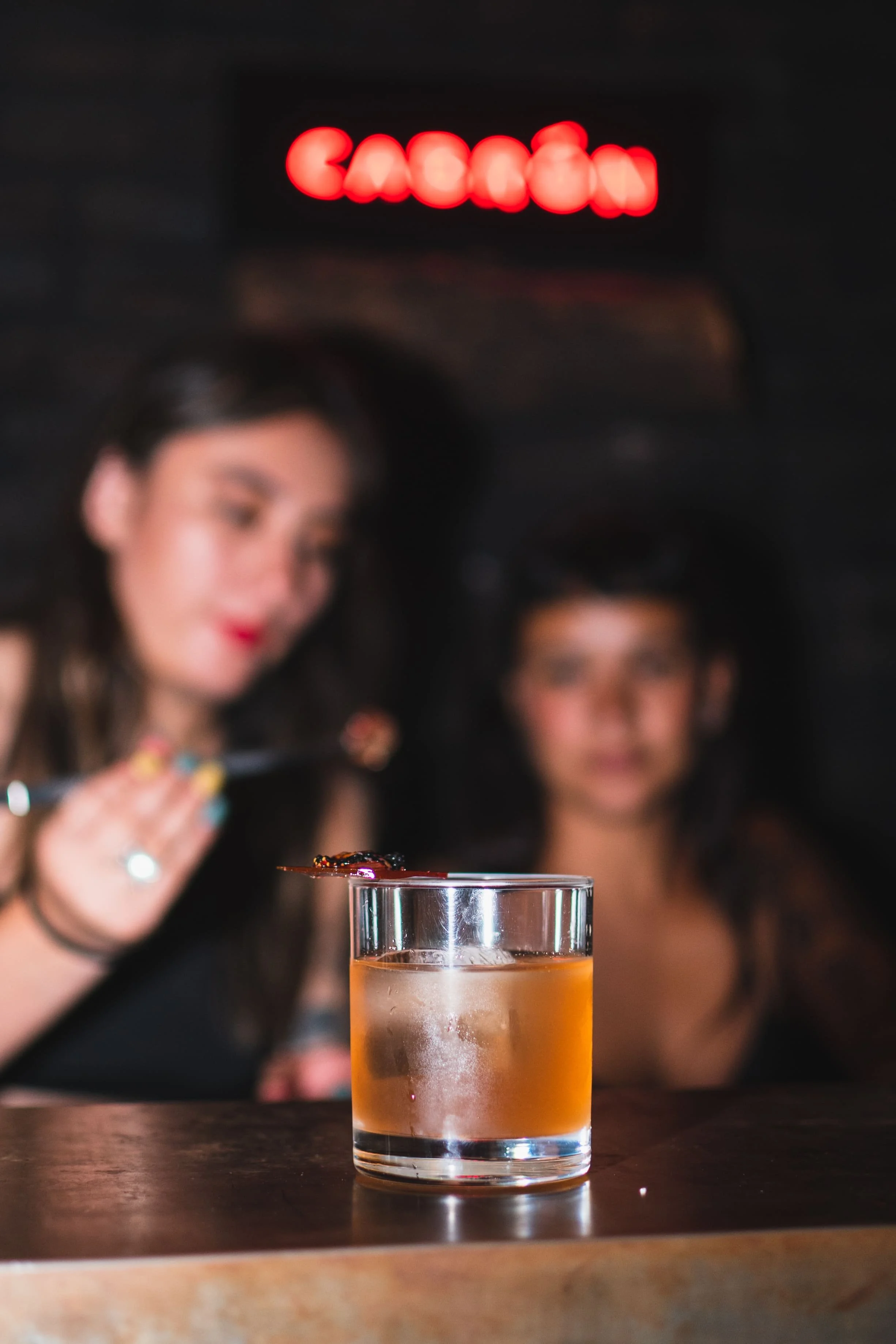 Colaboración con Café de Nadie de tragos inspirados en la exposición para Carbón Cabrón