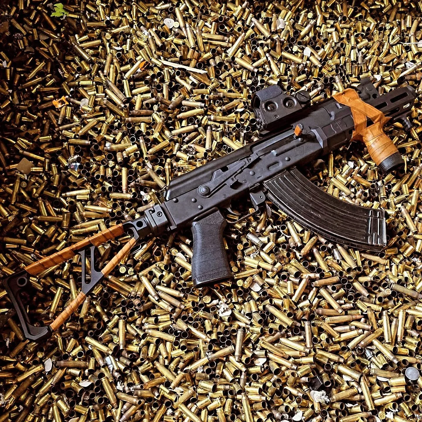 We gave our Draco pistol a makeover, and we're pretty stoked how it turned out!

Thanks to the homies at Rehv arms who did the NFA engraving for us, and @davranov for making the sexiest accessories you didn't know you needed.