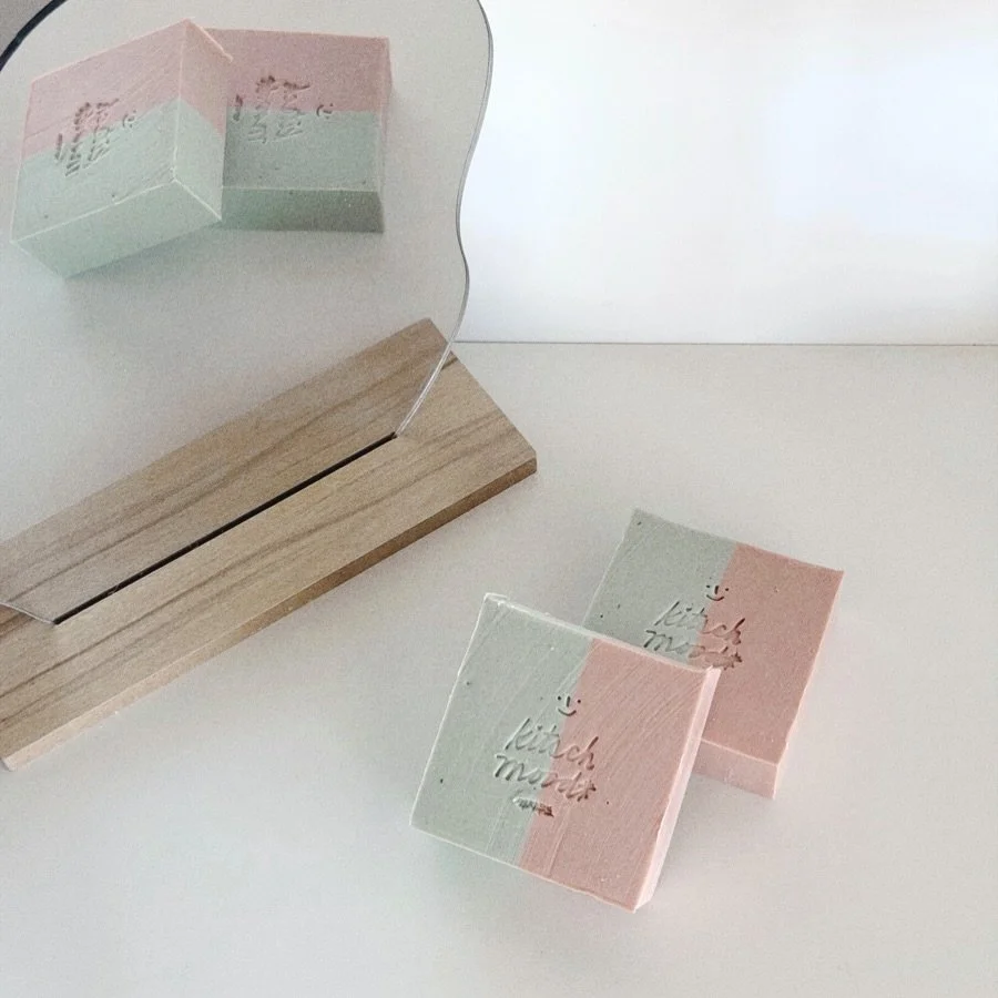 My new favorite scent 🍎

If you&rsquo;re like me and are a fan of sweet, fresh, crisp, clean scents, this soap is for you!
Made with the usual oils that are good for your skin, and colored with rose clay and French green clay! 

I opted for a simple