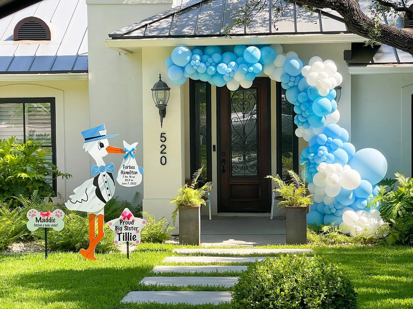 🩵💙🩵💙 Order your customized, keepsake stork to announce the arrival of your new baby with the neighborhood! 

#babyannouncement #babyboy #oxfordmsmom #babyshower #babygift #newparents #oxfordms