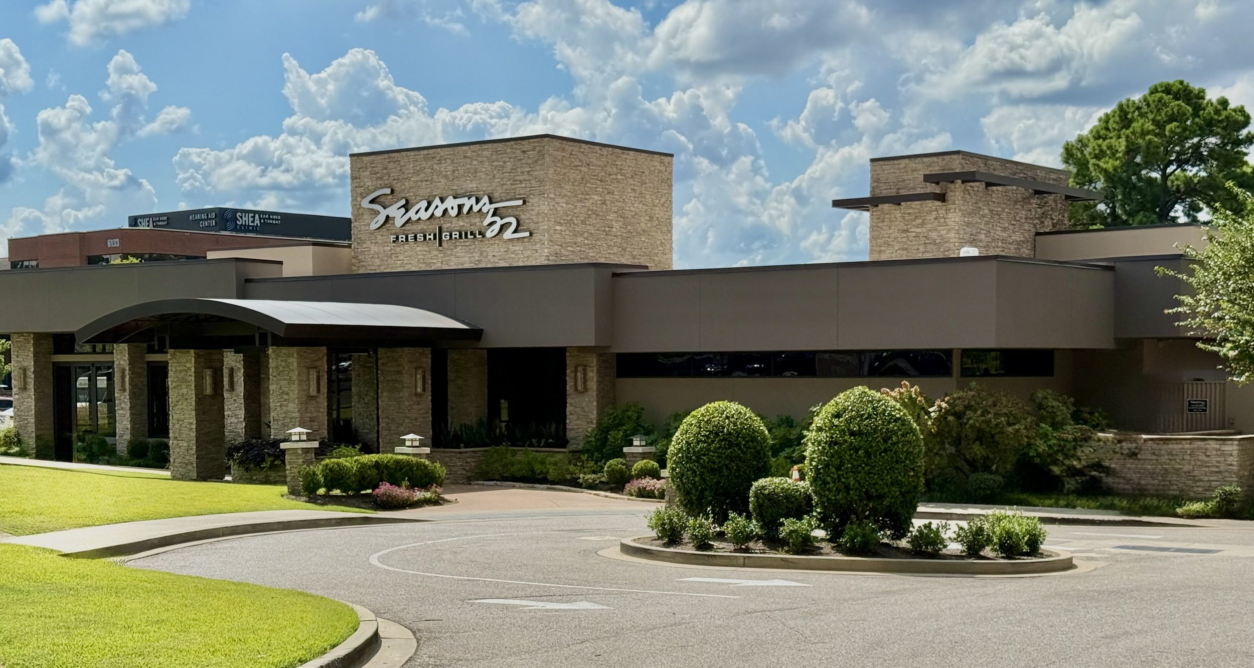 Seasons 52 Restaurant / 
High end brands of Darden Restaurants opened on out-parcels of the Crescent Center;
Developed at Highwoods, 2014
