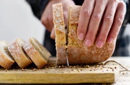 Congeler son pain, ce n&rsquo;est pas un plan B ❄️🥖
C&rsquo;est au contraire le meilleur moyen de pr&eacute;server la fra&icirc;cheur de nos pains bio &ndash; sans agents de conservation &ndash; tout en gardant leurs bienfaits pour la sant&eacute; ?