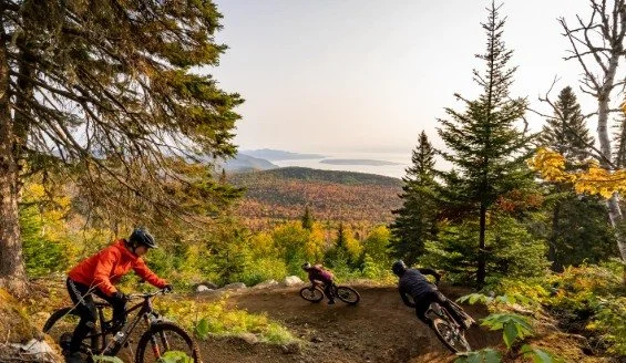 ✨ Les beaux jours s&rsquo;&eacute;tirent&hellip; et septembre dans Charlevoix, c&rsquo;est la lumi&egrave;re dor&eacute;e, l&rsquo;air frais et les sentiers qui nous appellent.

🚵 Que ce soit en v&eacute;lo de montagne &agrave; @lemassif , en randon