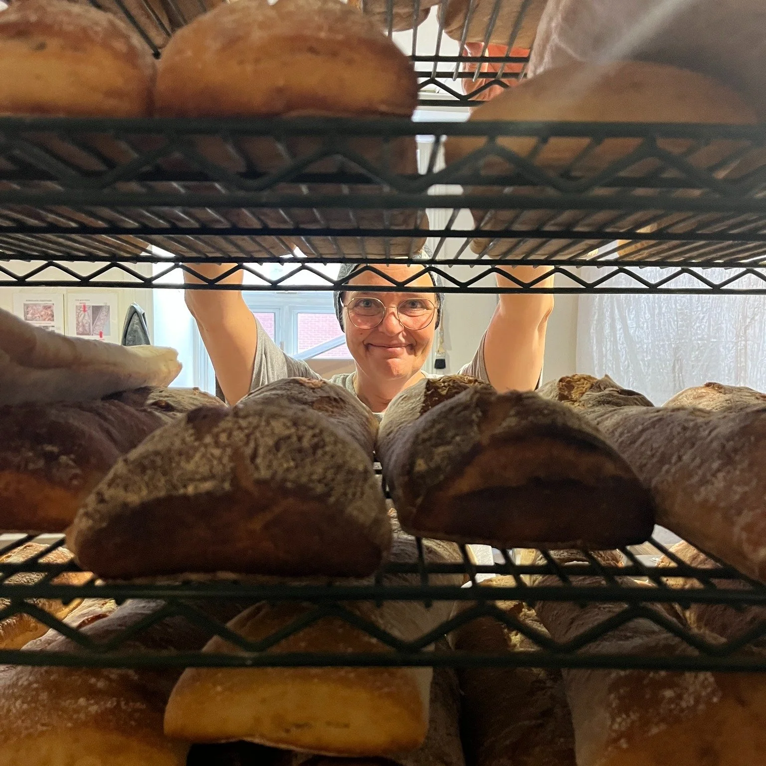 ✨ Portrait d&rsquo;&eacute;quipe ✨

Voici Marie-France 💛

👉 Responsable de l&rsquo;assurance qualit&eacute; et du tranchage de nos cro&ucirc;tons &ndash; ceux que vous trouvez dans les @shakercuisineetmixologie du Qu&eacute;bec 😋.
👉 Belge d&rsquo