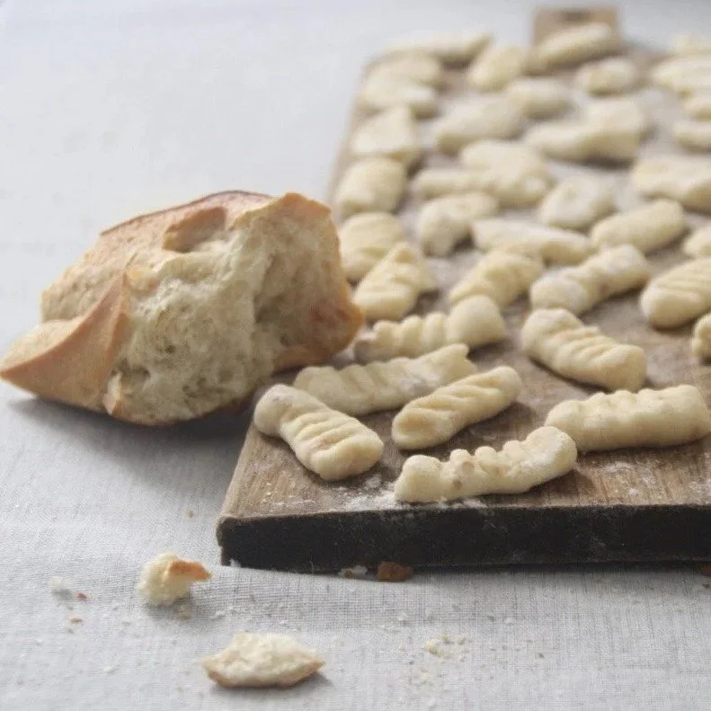 Parce qu&rsquo;un bon pain ne devrait jamais finir &agrave; la poubelle ♻️🥖
Voici 3 fa&ccedil;ons simples de lui donner une 2e vie d&eacute;licieuse:
👉 Panzanella
👉 Gnocchis de pain au beurre de sauge
👉 Pouding de pain perdu aux pommes et raisins