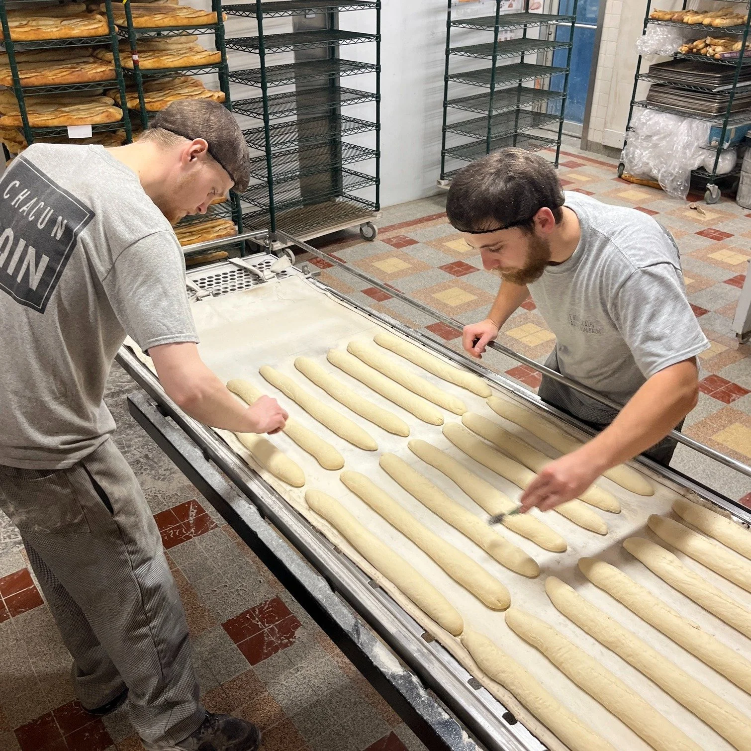 Chaque nuit, pendant que le Qu&eacute;bec dort encore, notre &eacute;quipe fa&ccedil;onne et cuit des baguettes qui ne cherchent pas &agrave; &ecirc;tre faites le plus rapidement ni au plus bas co&ucirc;t...
Elles cherchent &agrave; &ecirc;tre les me
