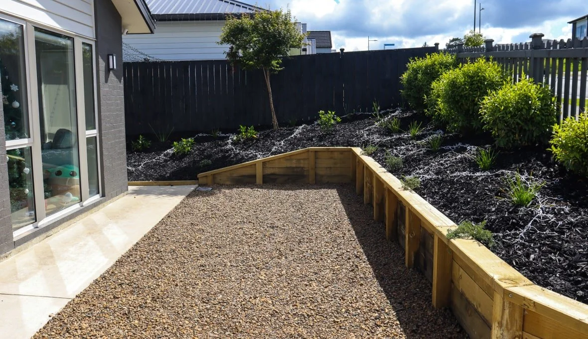 Durable retaining wall for outdoor living in Auckland – professional retaining wall installation by Deck & Fence Builders Auckland.