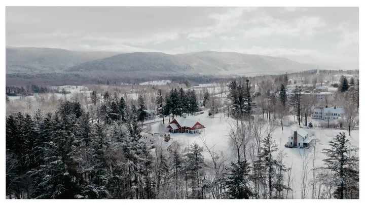 Still floating from the absolute magic that was Pearl & Cara’s wedding this weekend. ❄️🤍 Under a breathtaking snowy backdrop, these two beautiful souls vowed forever to each other
There wasn’t a single moment that didn’t radia