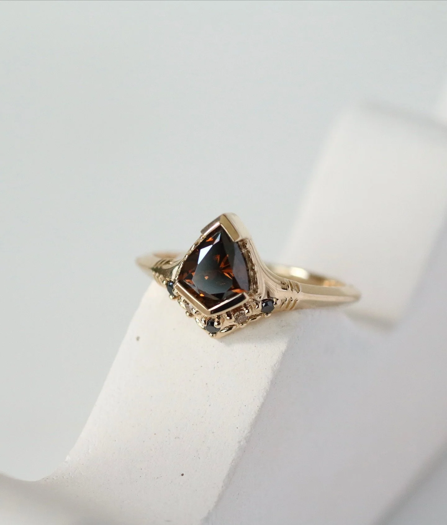 The colors of fall are in full effect and nothing is embodying these vibes more than this new engagement ring for Elizabeth π§‘ 
Designing with a brown diamond was the first for me and honestly I wasn’t so sure about it. But a client’s wi