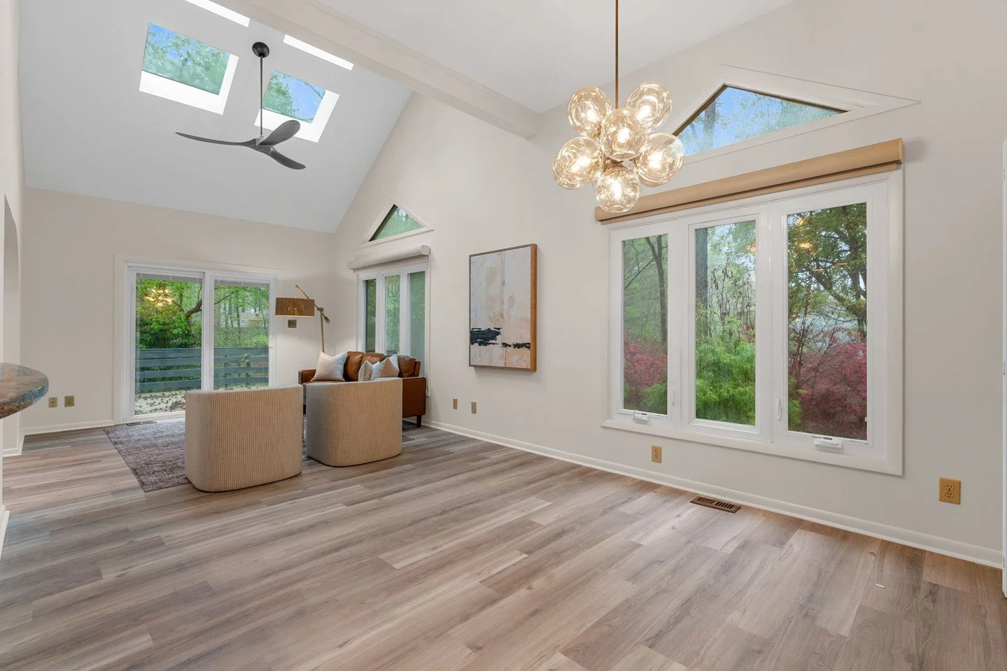 📍 124 Mathews Grant, Kingsmill – Williamsburg, VA
🛏 4 Bed | 🛁 2.5 Bath | 📐 2,910 SqFt | 🌳 0.46 Acres
💲 Offered at $790,000
✨ Modern design meets timeless elegance in this architect-designed contemporary tucked away on a quiet Kingsmill c