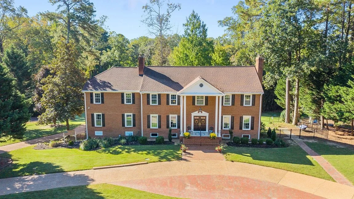 New to the market in Kingsmill | Offered at $1,195,000 ✨
Timeless design meets modern comfort at 23 Whittakers Mill — nearly 6,000 sq. ft. in the heart of Kingsmill with serene pond views and space for everyone. 😍
Featuring a main-level in-l