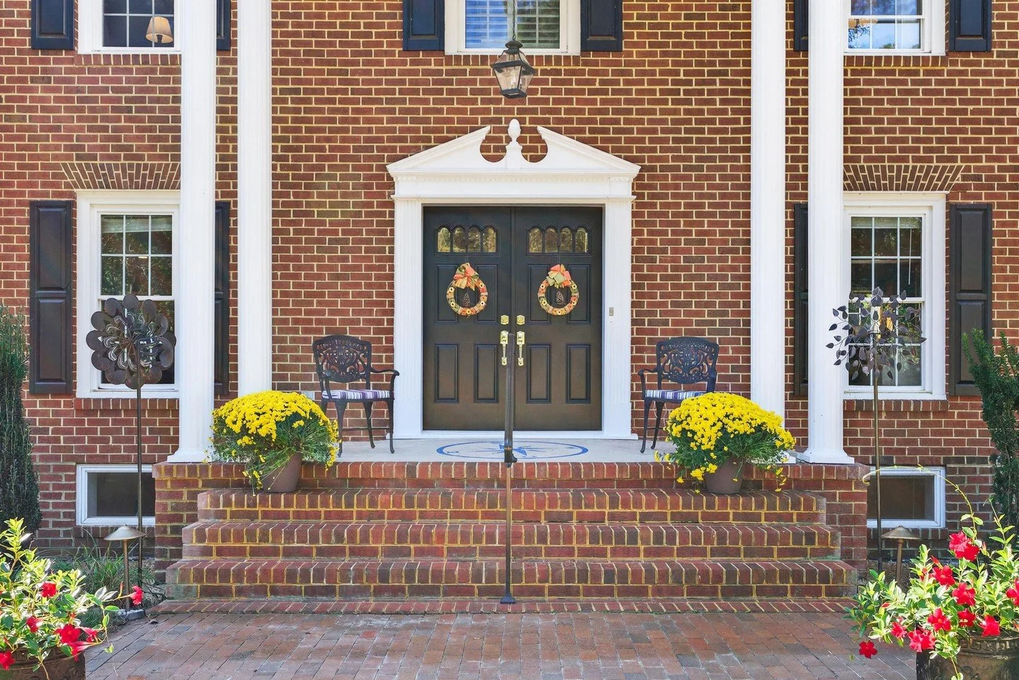 The curb appeal at 23 Whittaker&rsquo;s Mill? Absolutely unmatched. But wait until you hear about the lifestyle that comes with it&hellip; 👀✨

Imagine living in one of Williamsburg&rsquo;s most prestigious gated communities: Kingsmill. Here, luxury 