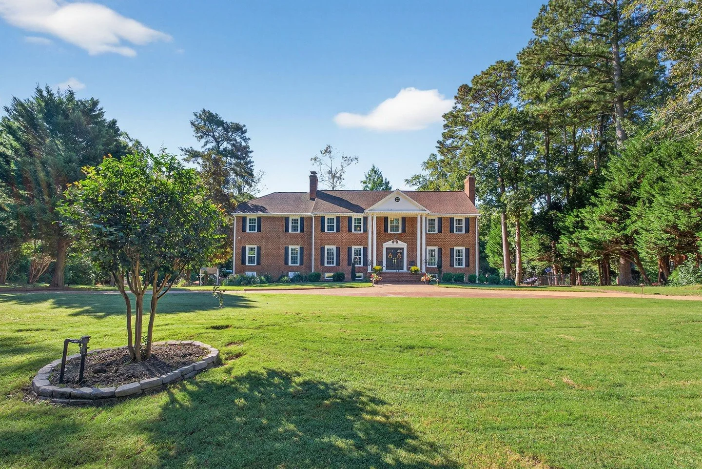 ✨ Just Listed! ✨
 Start the year off with a GORGEOUS home boasting incredible curb appeal!
📍 23 Whittaker&rsquo;s Mill | Kingsmill
 💲 $1,169,000
 🛏 6 Bedrooms | 🛁 5.5 Baths | 📐 5,813 Sq Ft | 🌳 1.1 Acres
Welcome to 23 Whittaker&rsquo;s Mill, whe